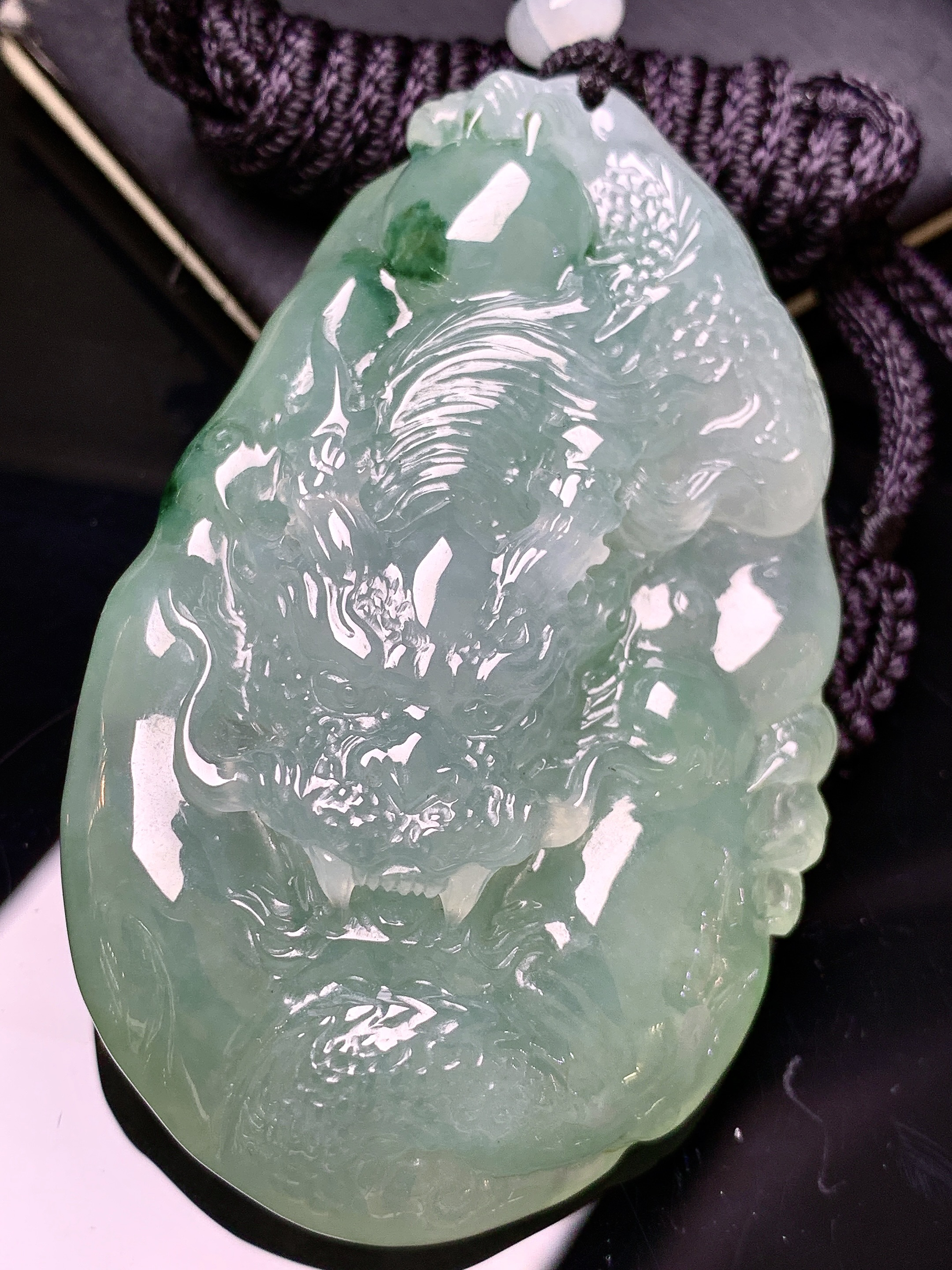 冰种飘绿龙吊坠 玉质细腻 色泽艳丽清新 水润亮眼 整体尺寸65*40*12.5 w1
