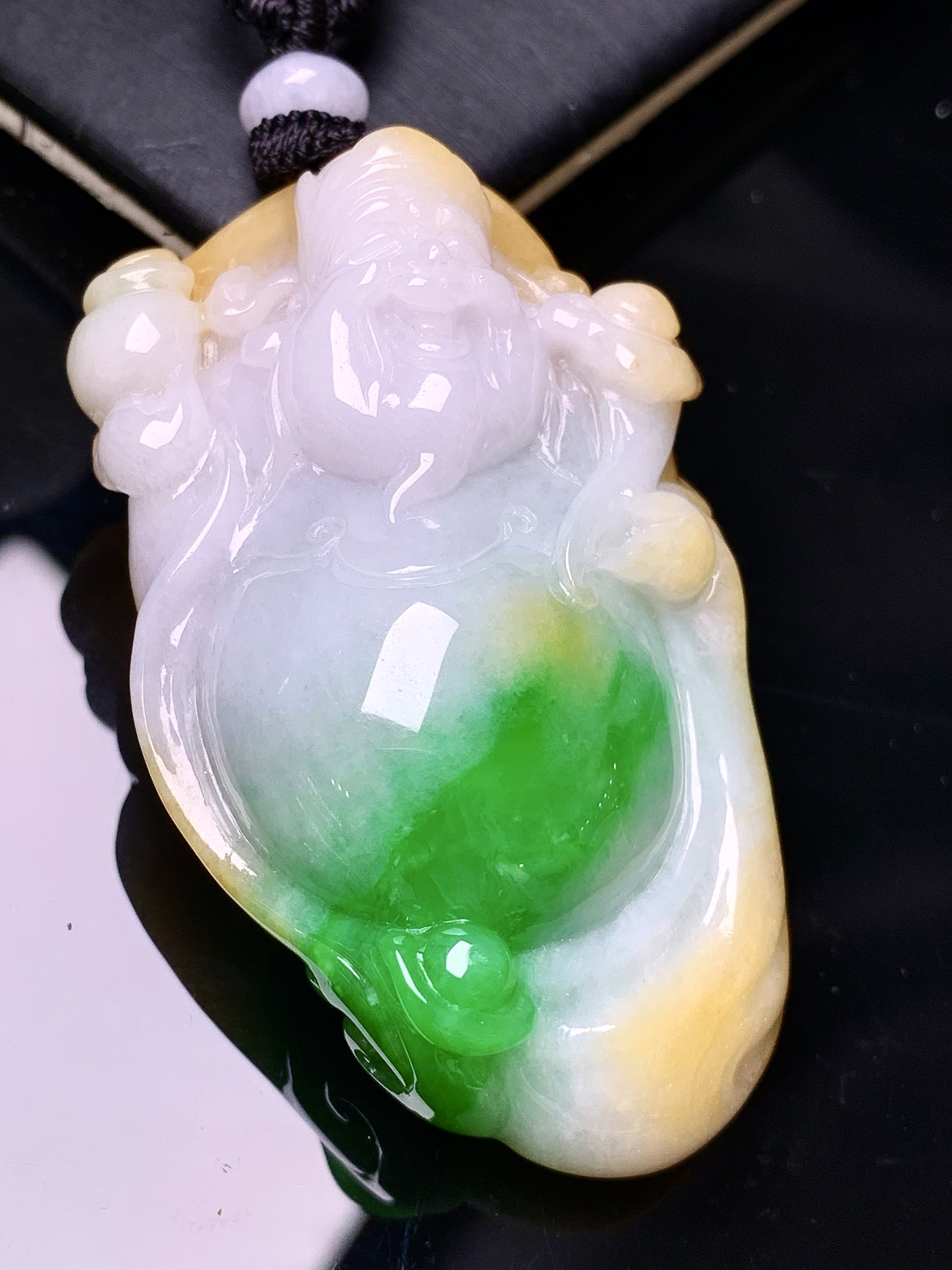 飘黄绿翡财神吊坠 玉质细腻 色泽艳丽清新 水润亮眼 整体尺寸53.5*31.5*17.5 w1
