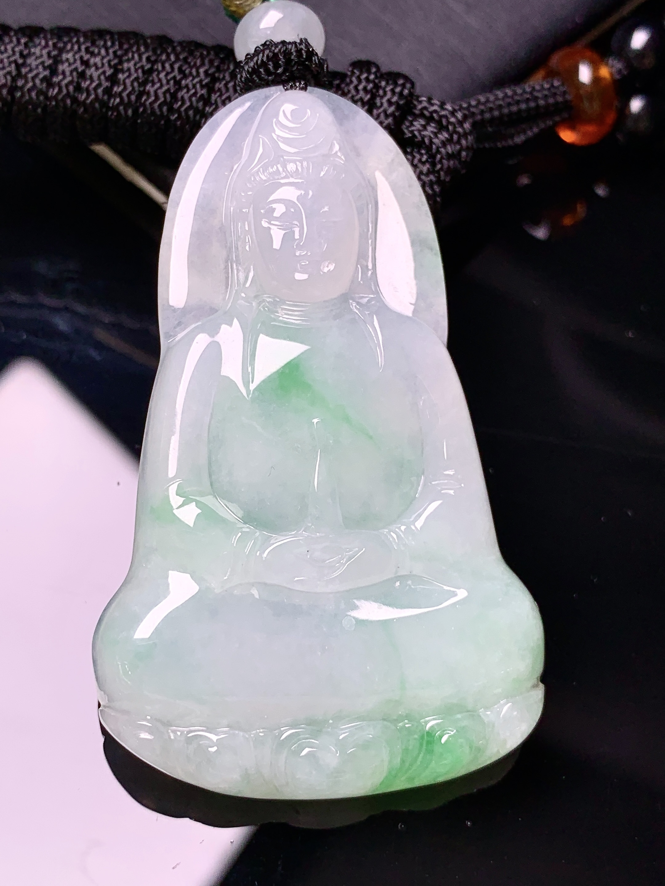 飘绿观音菩萨吊坠 玉质细腻 色泽艳丽清新 水润亮眼 整体尺寸49.6*30.6*5.5 w1