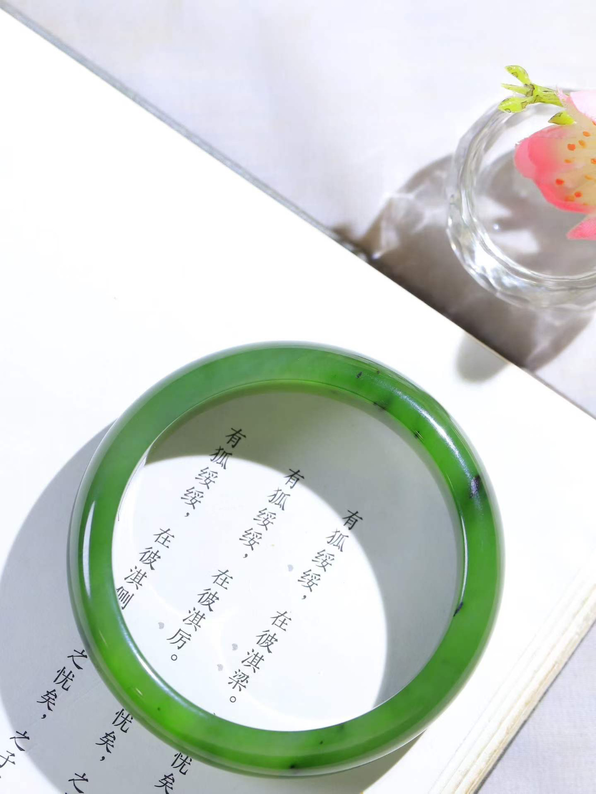 【温润如心.镯】

精品和田玉碧玉手镯，精选上等碧玉料，色泽清透，质地细腻。佩戴它，感受千年玉文化的温润与优雅，愿它为您带来平安与幸福。重59.2克  尺寸57.5-14.3-8mm  10501511A