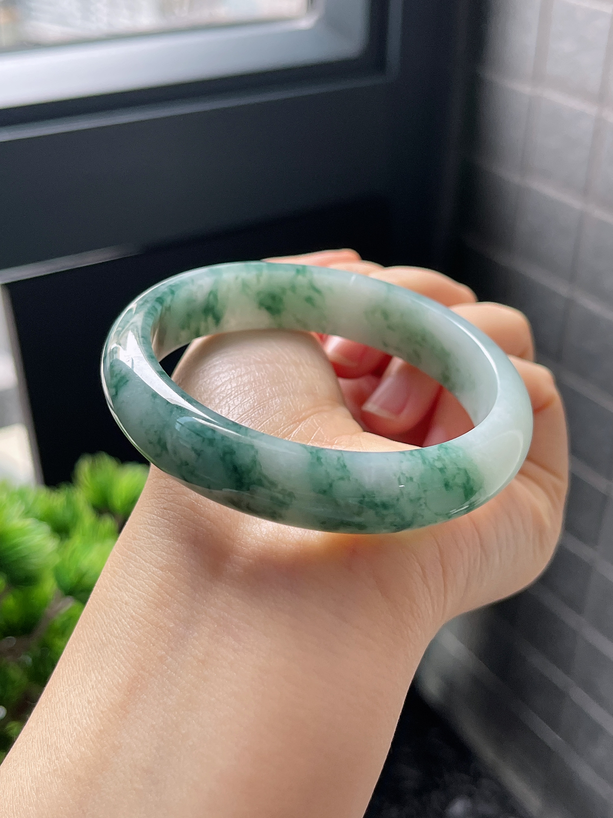 正圈57.6圈口，翡翠糯化种飘绿手镯