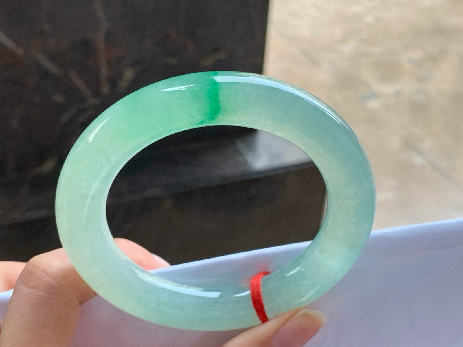 56-11.7

冰种晴底飘绿圆条手镯^_^
