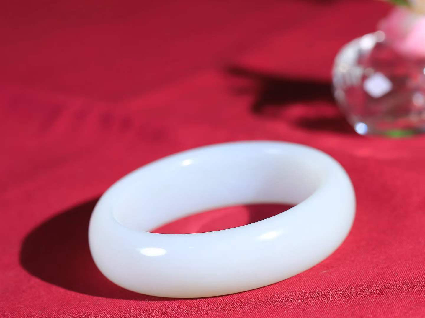 【贵妃镯.玉腕清响】    

精品和田玉白玉贵妃镯，玉质温润细腻 油性十足 相传杨贵妃十分喜爱椭圆形态手镯，后人称其为贵妃镯。因其形与人手腕形相吻合，佩戴更服帖，别具妩媚风格。
重58.5克   内径57-47mm尺寸16.6-7.7mm   fDL-10501516