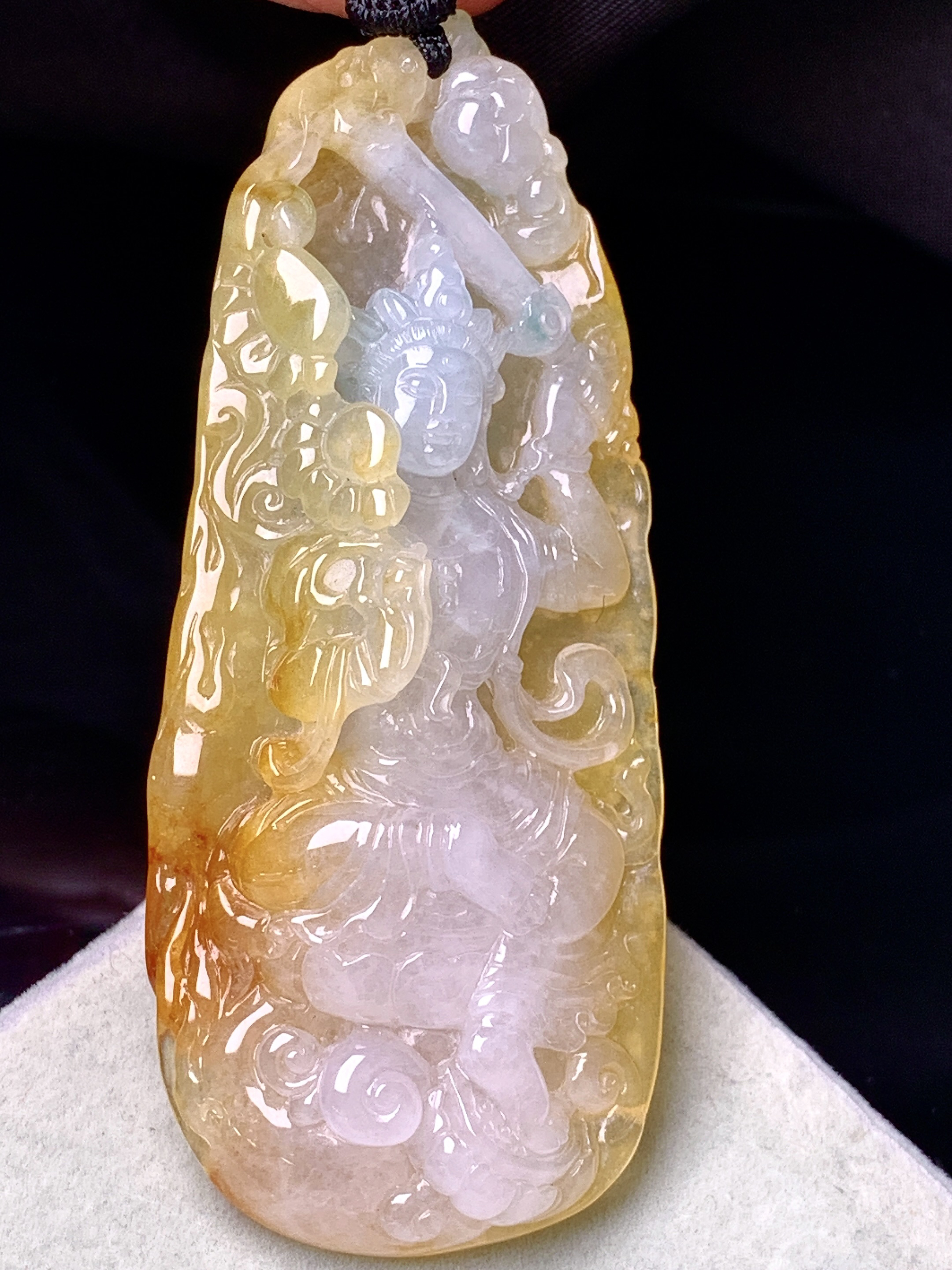 黄翡观音菩萨吊坠 玉质细腻 色泽艳丽清新 水润亮眼 整体尺寸69*29*11.5 w1