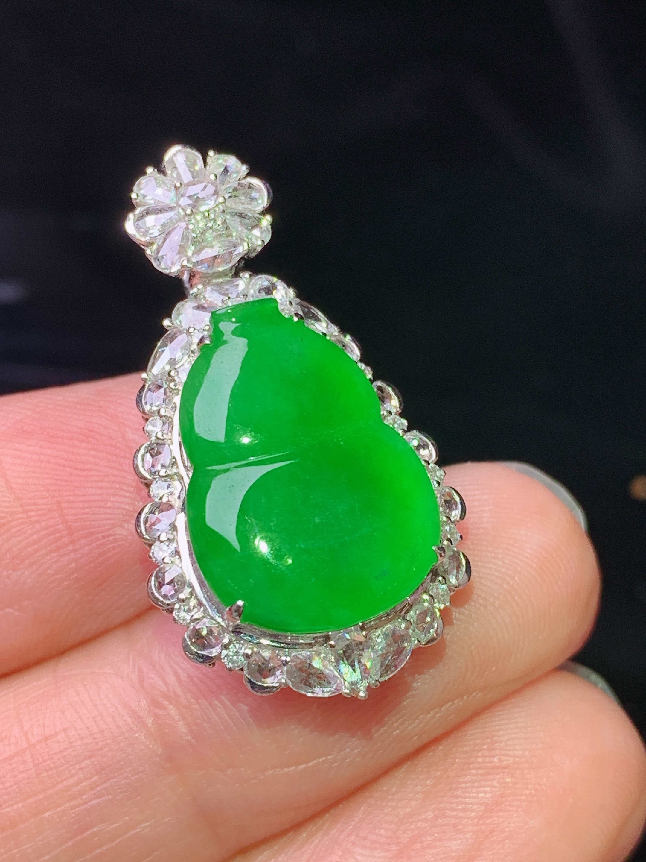 18k金钻镶嵌冰满绿葫芦吊坠 玉质细腻 色泽艳丽清新 水润亮眼 整体尺寸29.8*16*9.5 s2