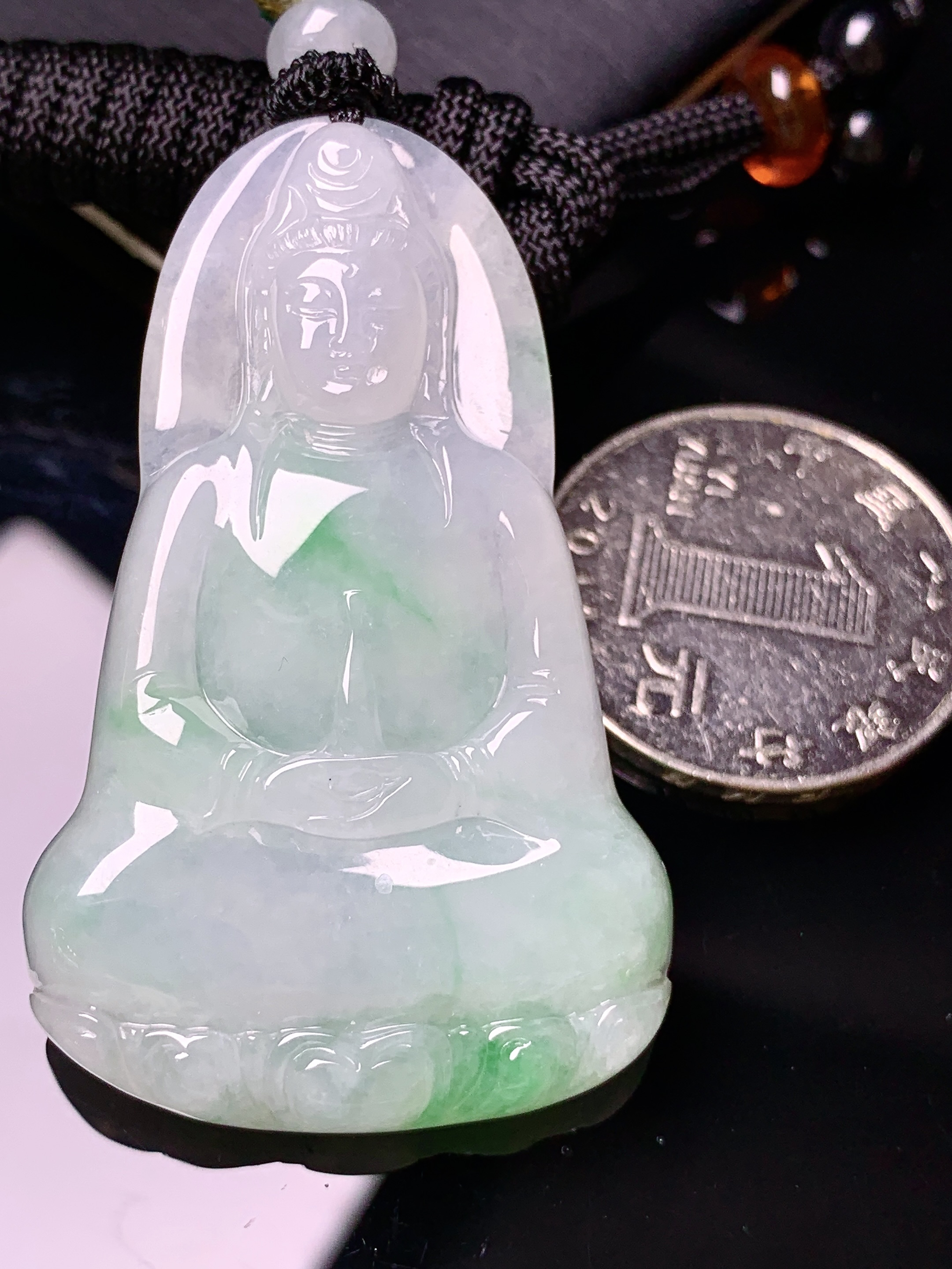 飘绿观音菩萨吊坠 玉质细腻 色泽艳丽清新 水润亮眼 整体尺寸49.6*30.6*5.5 w1