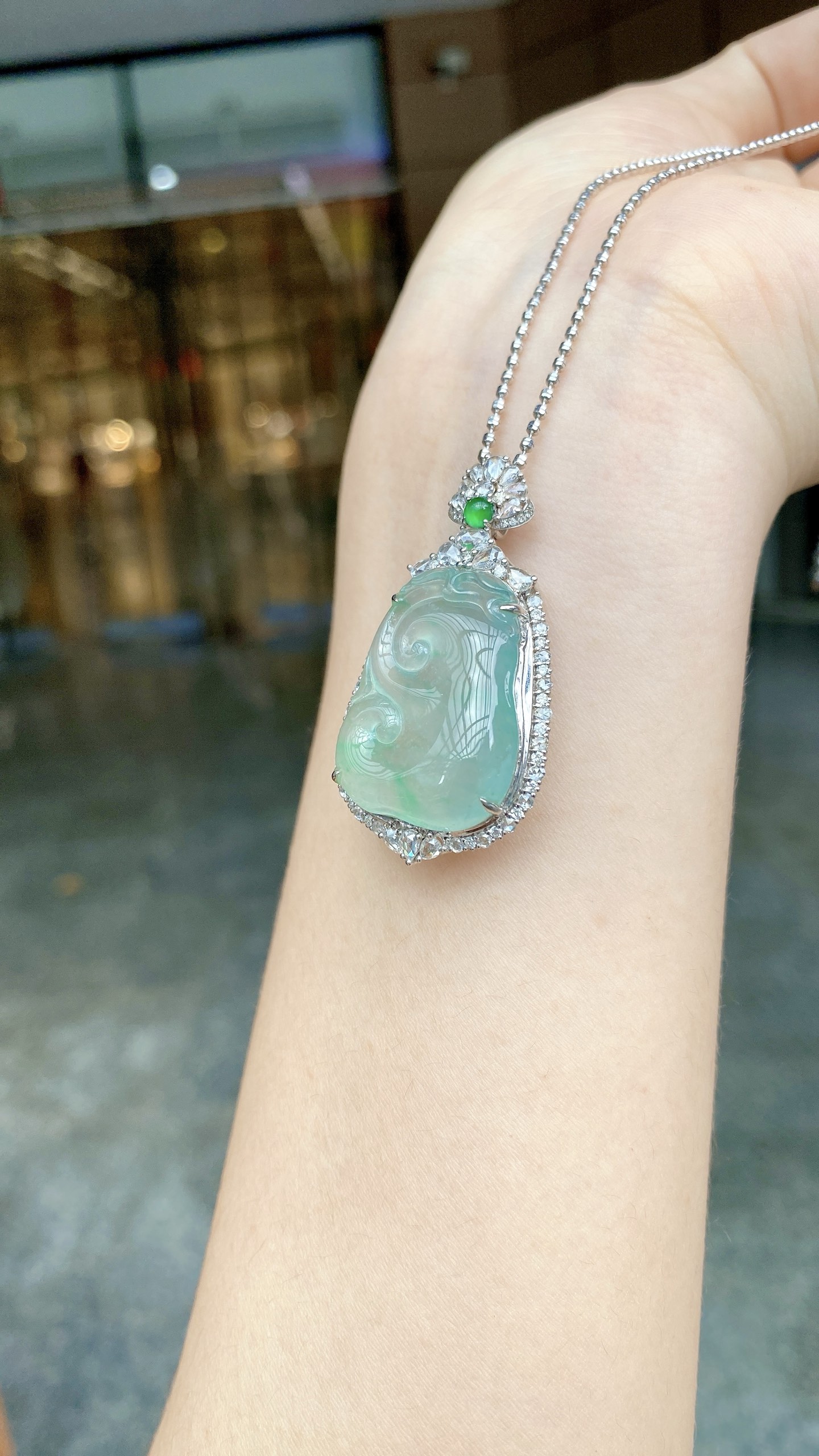 自然光 冰胶飘花如意吊坠 18K 整：40.8*22.5*10.7mm 裸：24.7*18.6*5.8mm