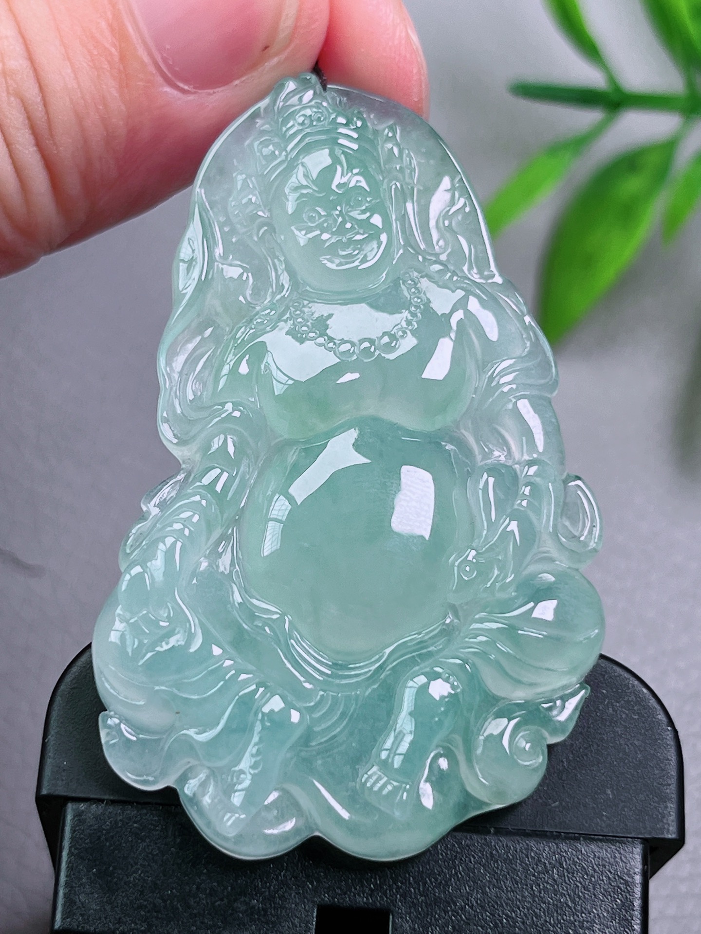 冰种黄财神，黄财神，无裂，玉质油洁，冰透水润，起荧光，尺寸：53.6-33.3-5.5