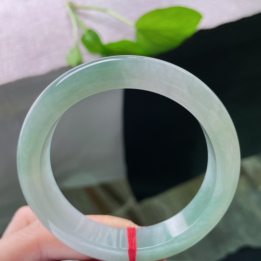 54.7/12.4/8.6，绿底正圈，湖水一般，平静动人，水头好，种老，知性，无裂，ss55423a