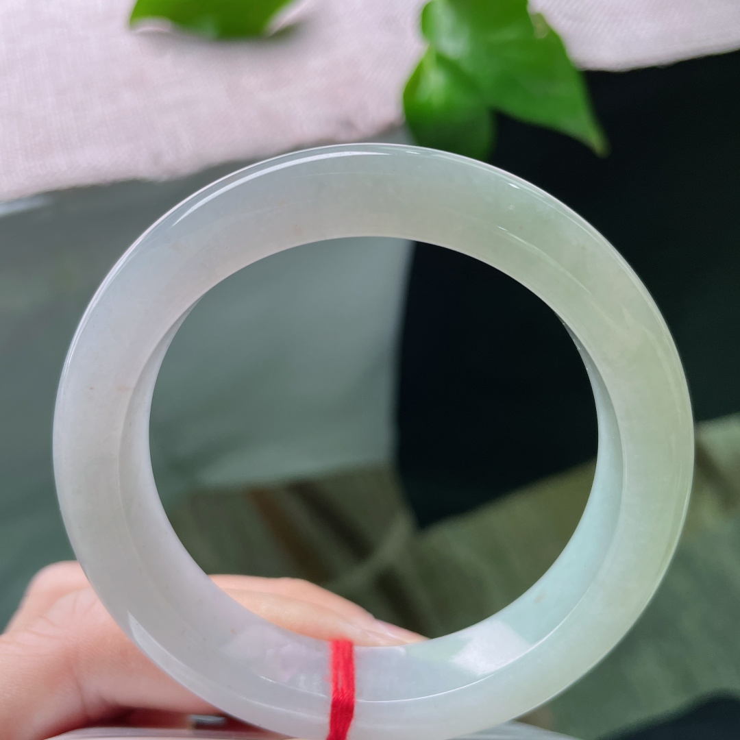 55.2/12.5/8.9，淡绿底正圈，水润细腻，种老，如沐春风，佩戴优雅端庄，无裂，ss52808a