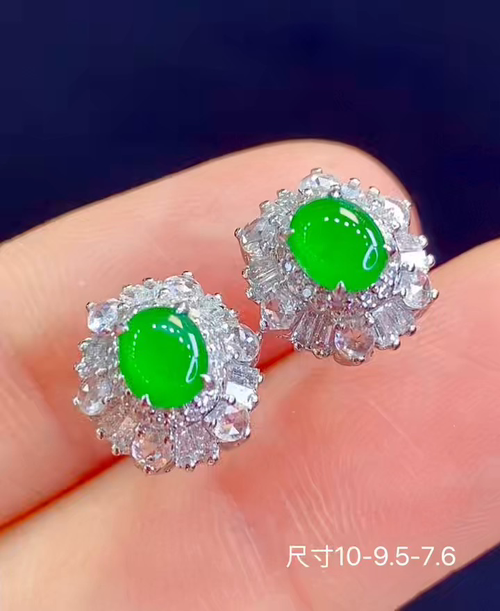 ️收藏精品 18k金+钻玻璃种蛋面耳钉，饱满圆润起荧光，款式时尚大方，性比高，实物更冰透，无裂，捡