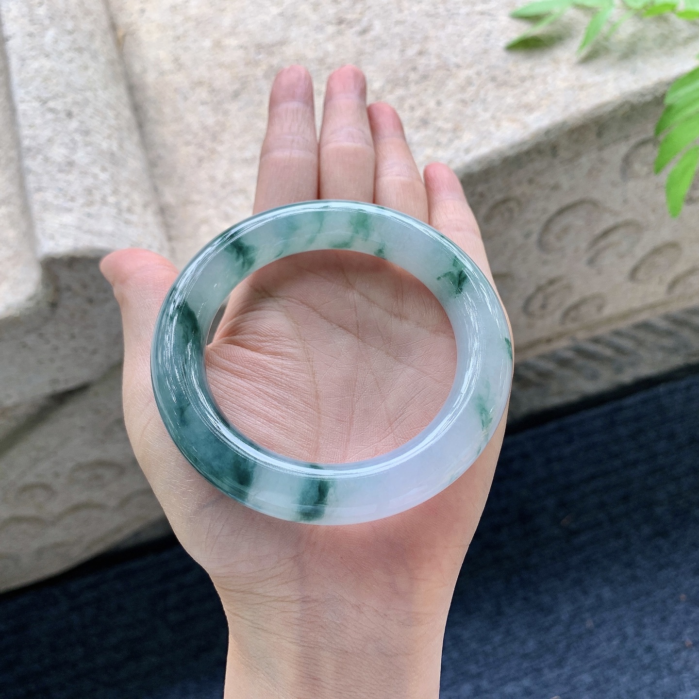 圆条54 55【圈口】55.8/11.6/11.5【编码】FL051831【描述】糯冰飘花，水润，种老，细腻，无裂