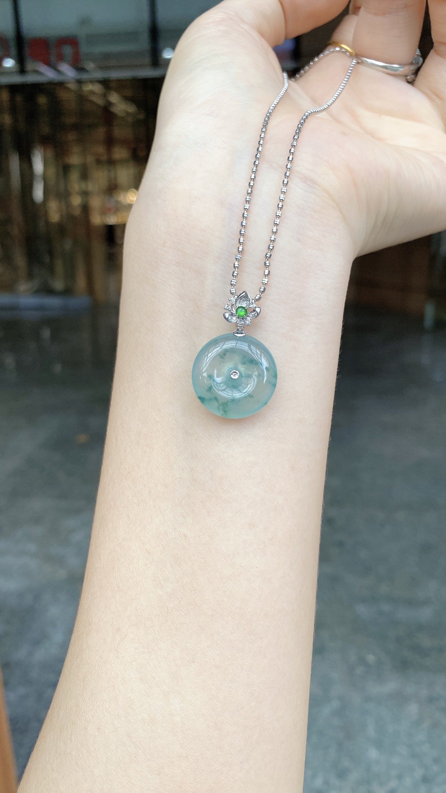福利：6800‮/ ‬‎ 不议 ·‮代 ‬‎理自加自然光 ·‮冰 ‬‎飘绿花平安扣吊坠18K · 