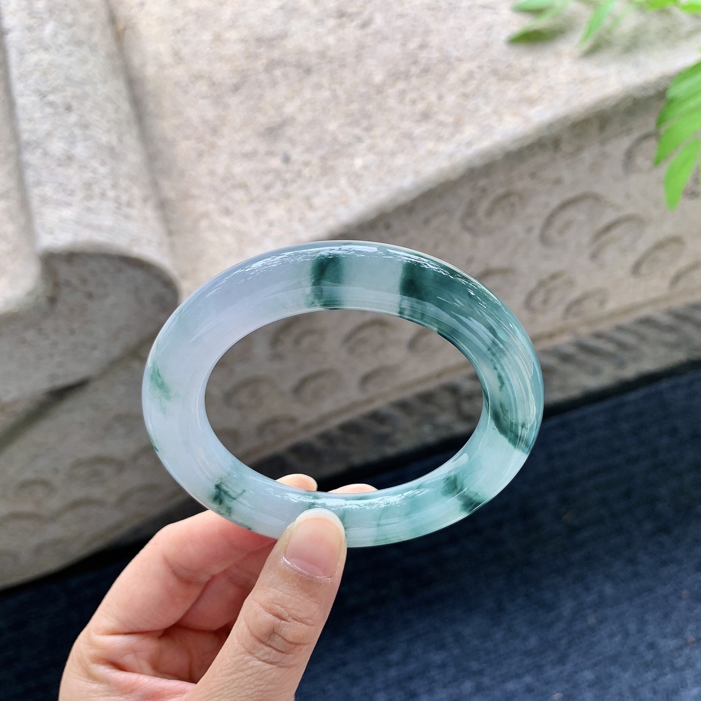 圆条54 55【圈口】55.8/11.6/11.5【编码】FL051831【描述】糯冰飘花，水润，种老，细腻，无裂