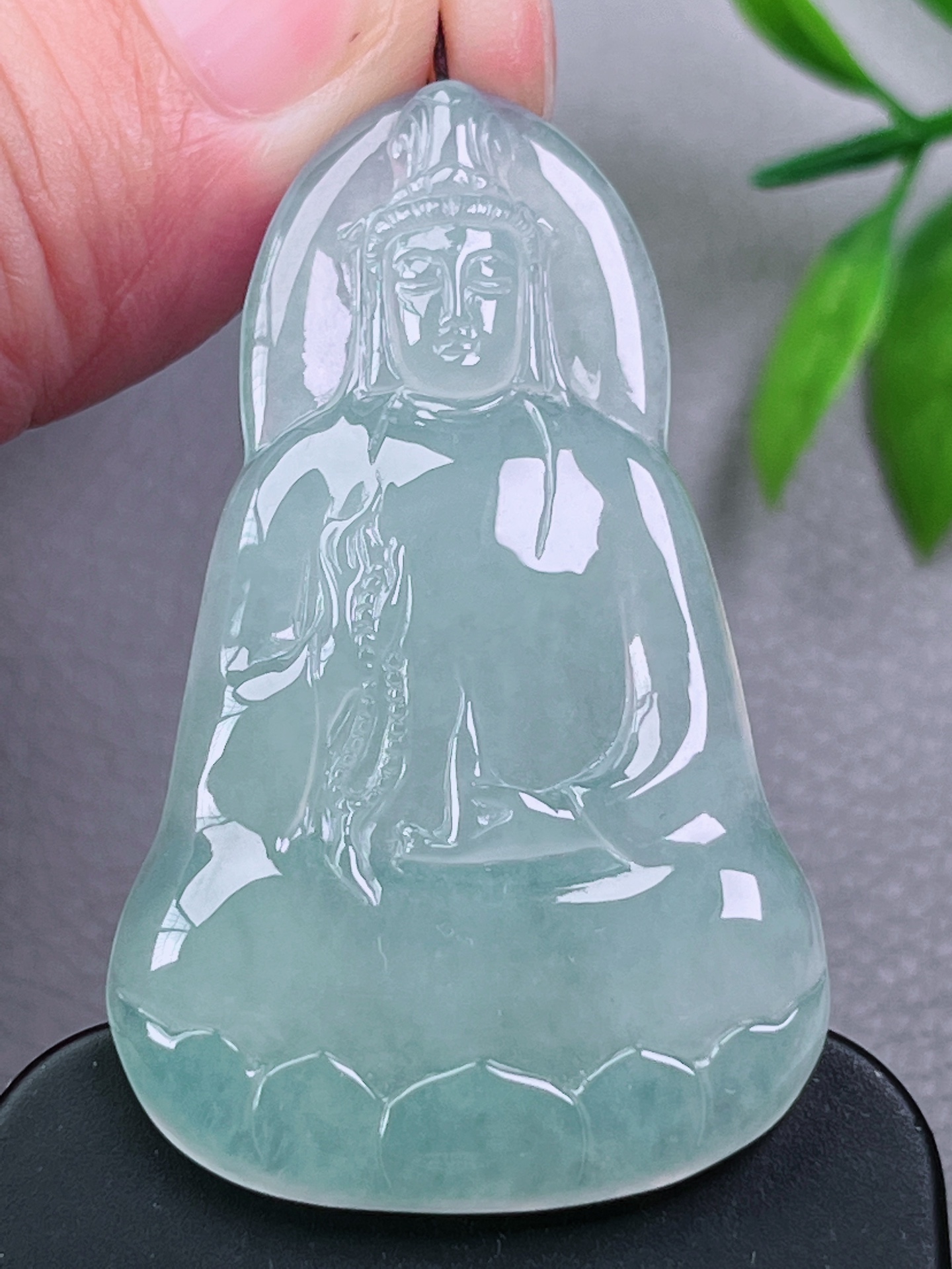 冰种素衣观音，无裂，油洁冰胶，冰透水润，起荧光，尺寸：52-31.3-4.6