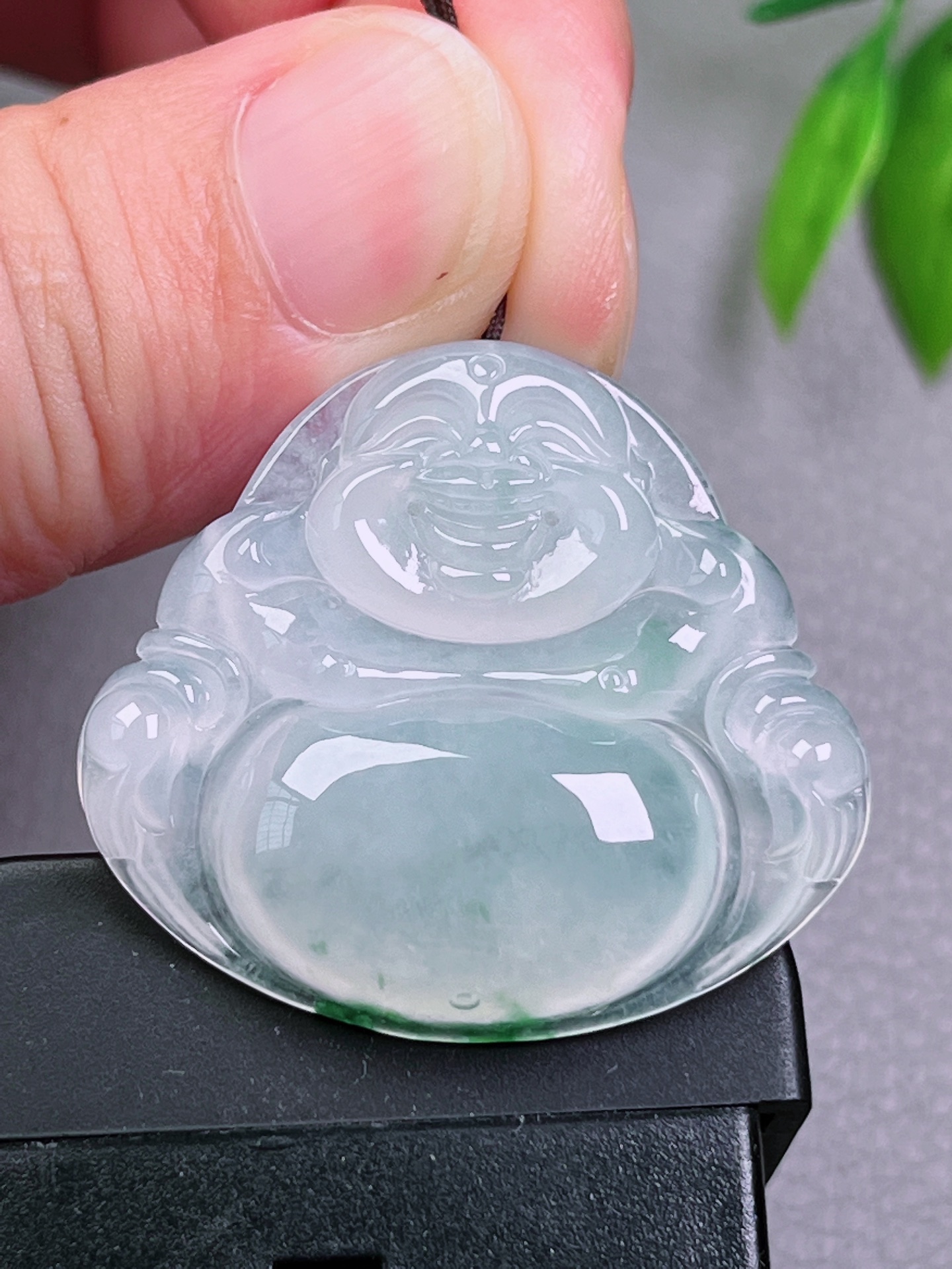 冰种飘花佛公，无裂，油洁精致，冰透水润，起荧光，尺寸：31.5-34.9-6.1