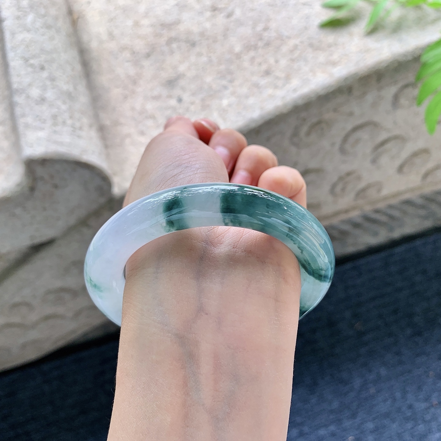 圆条54 55【圈口】55.8/11.6/11.5【编码】FL051831【描述】糯冰飘花，水润，种老，细腻，无裂