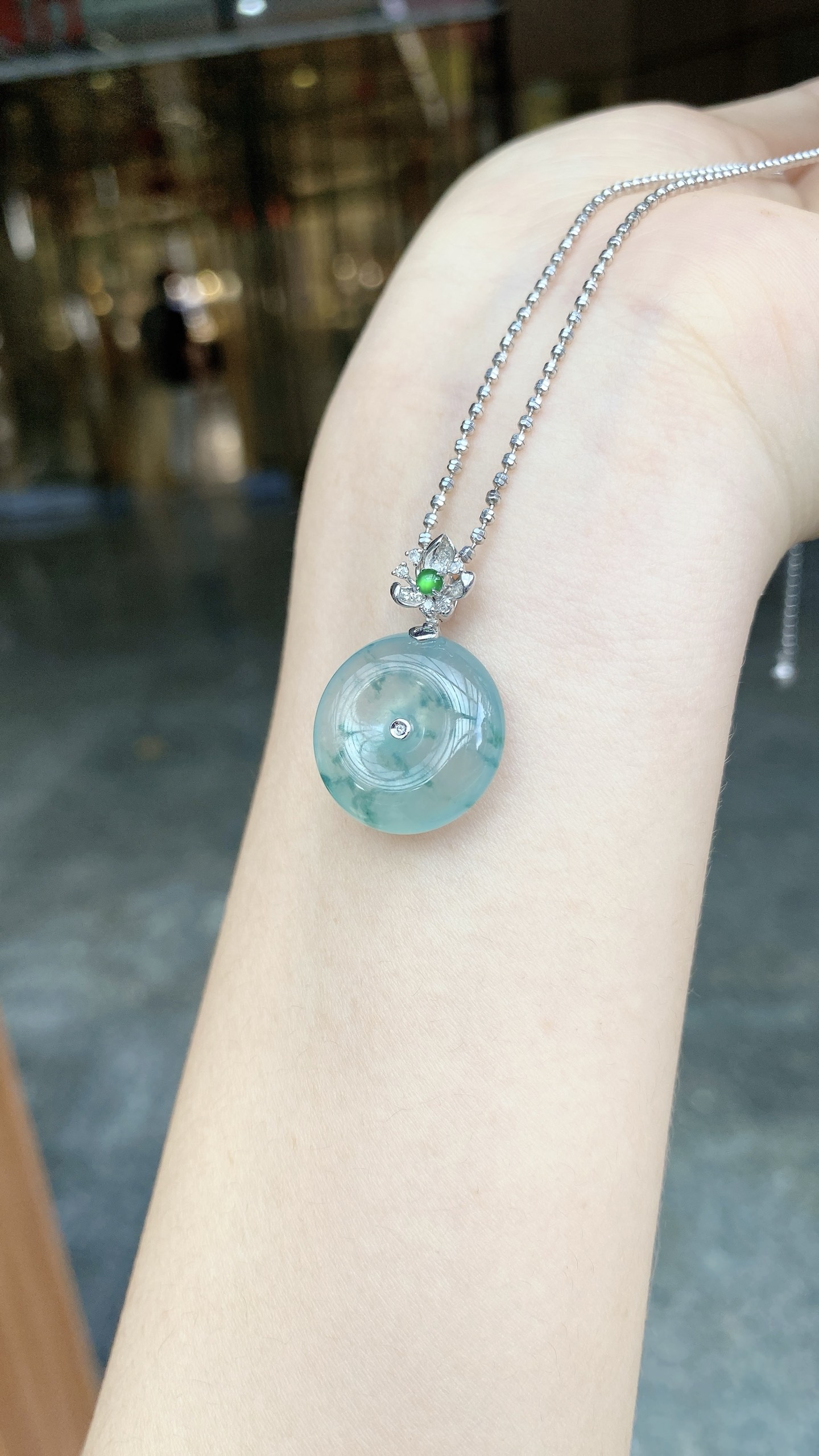 福利：6800‮/ ‬‎ 不议 ·‮代 ‬‎理自加自然光 ·‮冰 ‬‎飘绿花平安扣吊坠18K · 整：26‮8.‬‎*18.2*‮.6‬‎6mm          裸：18.‮*2‬‎5.8mm
