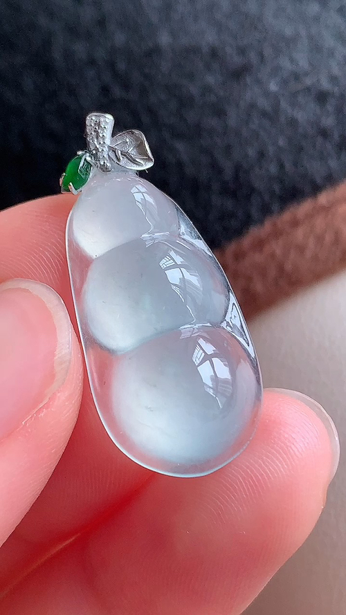 天然翡翠，冰透福豆，18k金 尺寸25.8-13.3-5.4 ad517