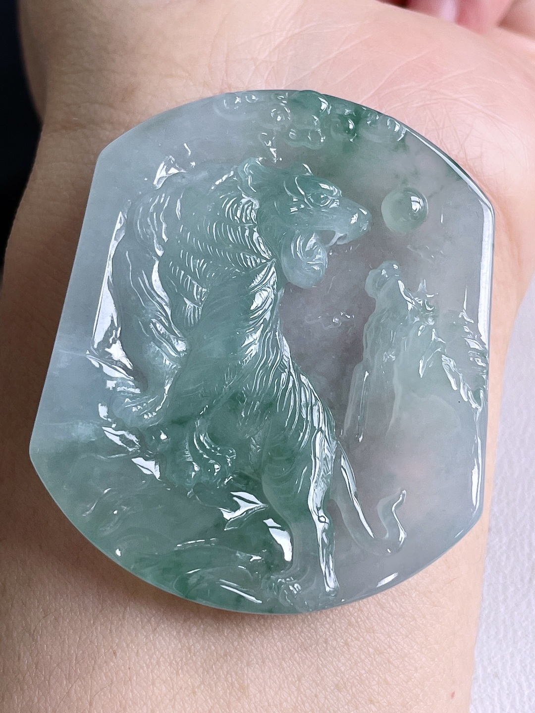 糯冰飘花生肖虎上山虎牌吊坠 说明 性比高 尺寸52-44-6 重量30.7克 不议
