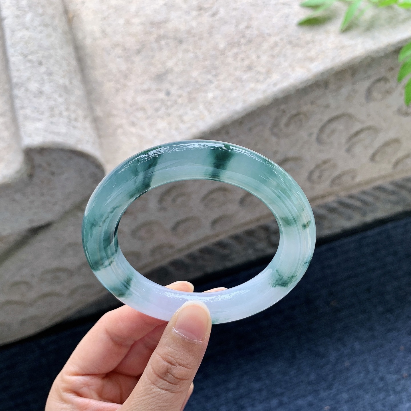 圆条54 55【圈口】55.8/11.6/11.5【编码】FL051831【描述】糯冰飘花，水润，种老，细腻，无裂
