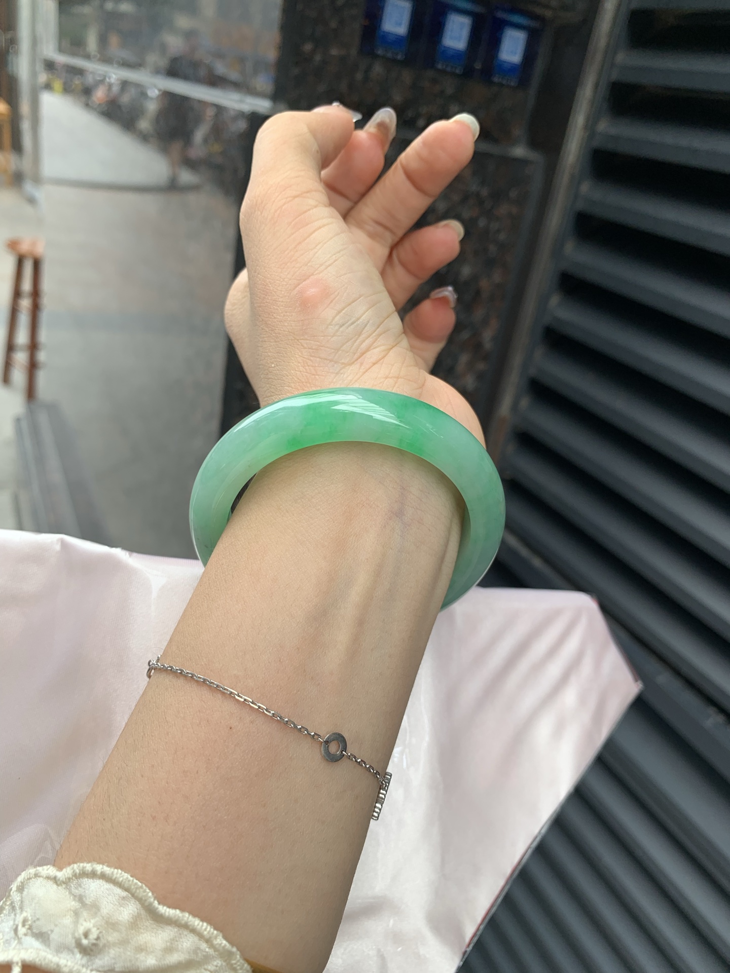 满绿正圈 54.5-8.1-11.2 0518-563-10551 打灯细纹，不影响，底妆水润，满圈阳绿花色鲜艳青翠，色泽均匀分布，举手投足之间散发出来的贵气感