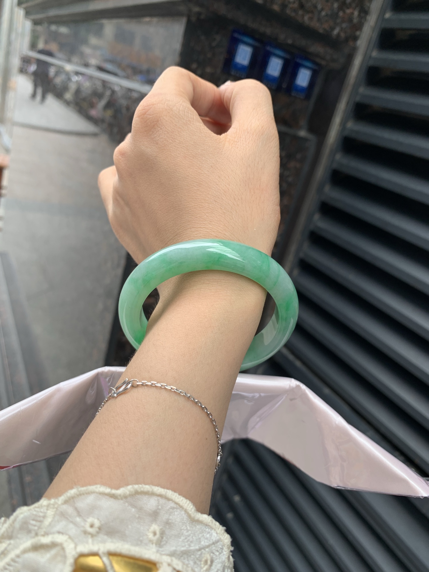 满绿正圈 54.5-8.1-11.2 0518-563-10551 打灯细纹，不影响，底妆水润，满圈阳绿花色鲜艳青翠，色泽均匀分布，举手投足之间散发出来的贵气感