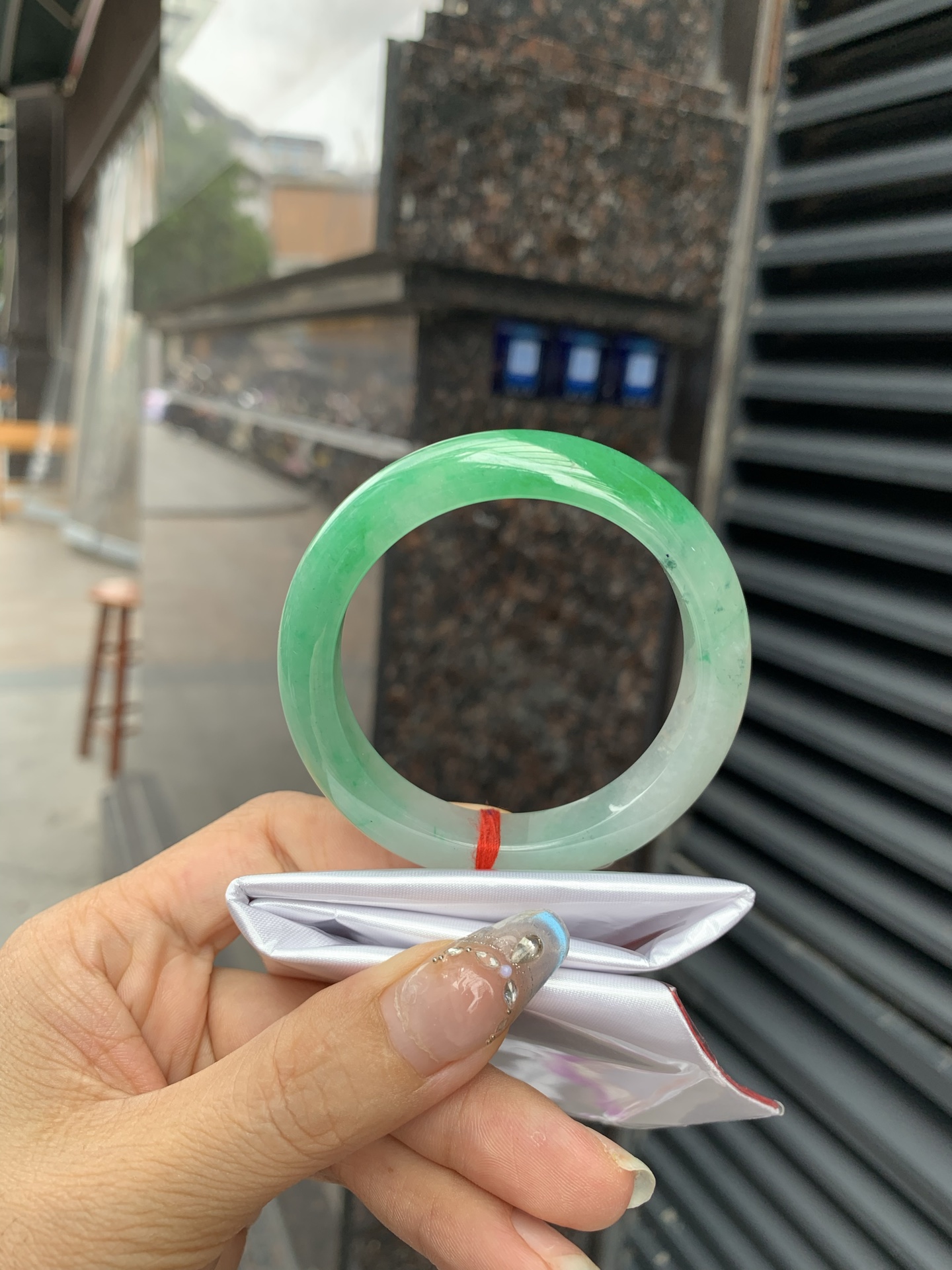 阳绿白底青正圈 打灯细纹，底妆冰润，近满圈阳绿点缀腕间风华，干净纯净的底色上，一抹翠色肆意流淌，宛如