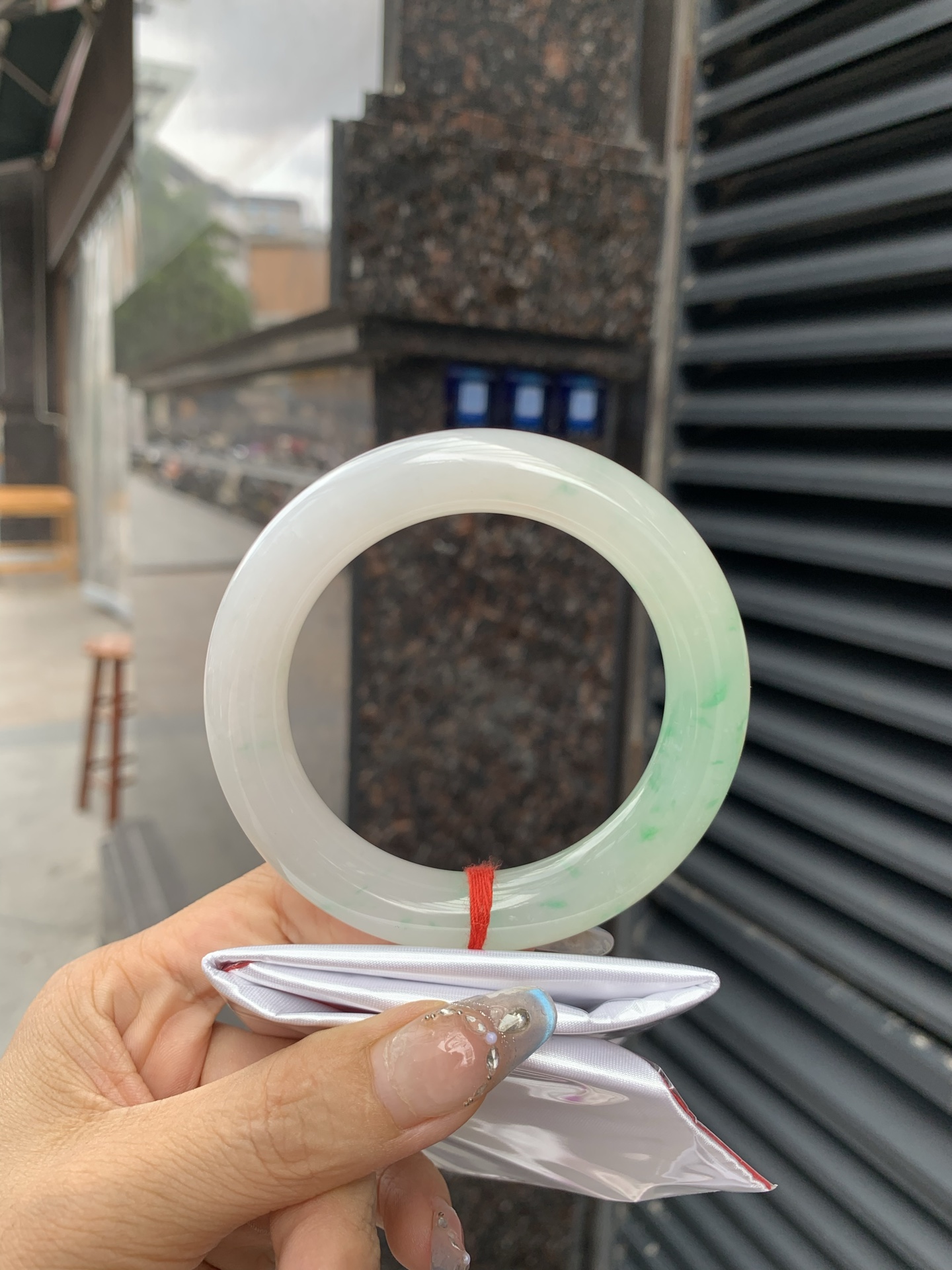 飘阳绿胖圆条 57.5-11.8-12.1 0518-563-10663 打灯小细纹，不影响，半圈飘阳绿碎花，色泽鲜艳，大胖圆条，市场上不多见了