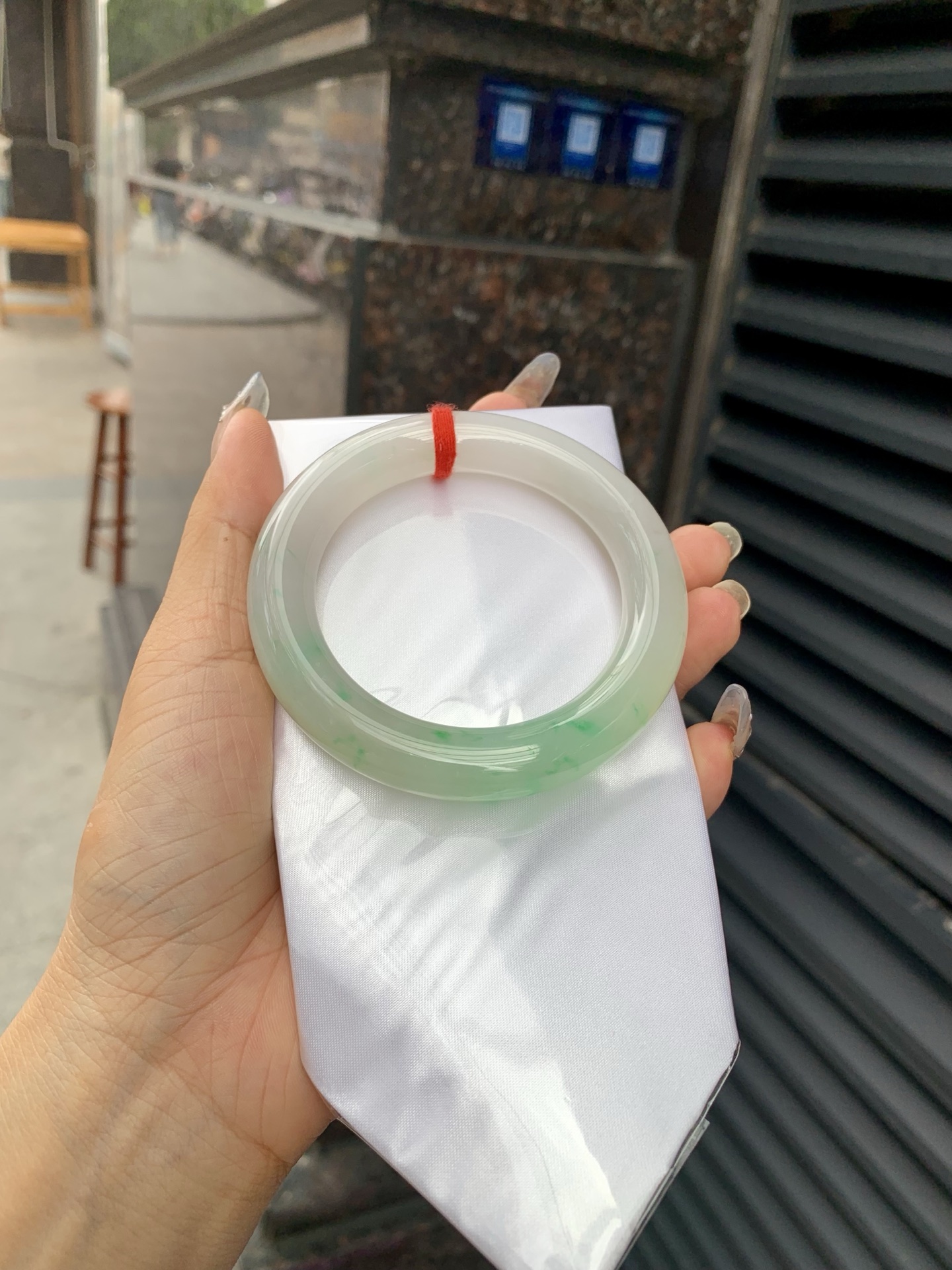 飘阳绿胖圆条 57.5-11.8-12.1 0518-563-10663 打灯小细纹，不影响，半圈飘阳绿碎花，色泽鲜艳，大胖圆条，市场上不多见了