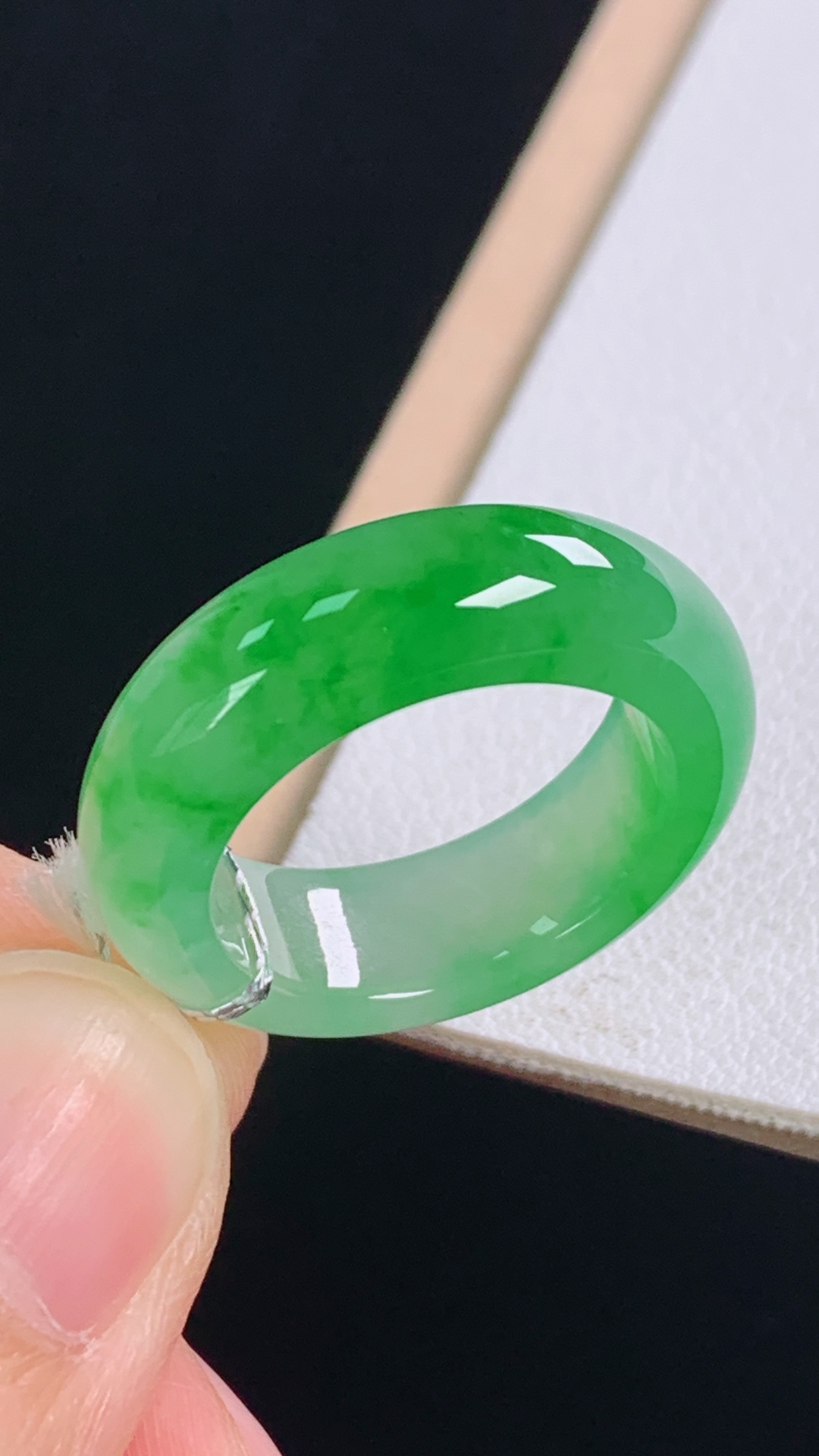 冰飘绿指环 花色灵动，胶感荧光，无裂 尺寸:圈口13/16.9-6.6-3.9mm 16