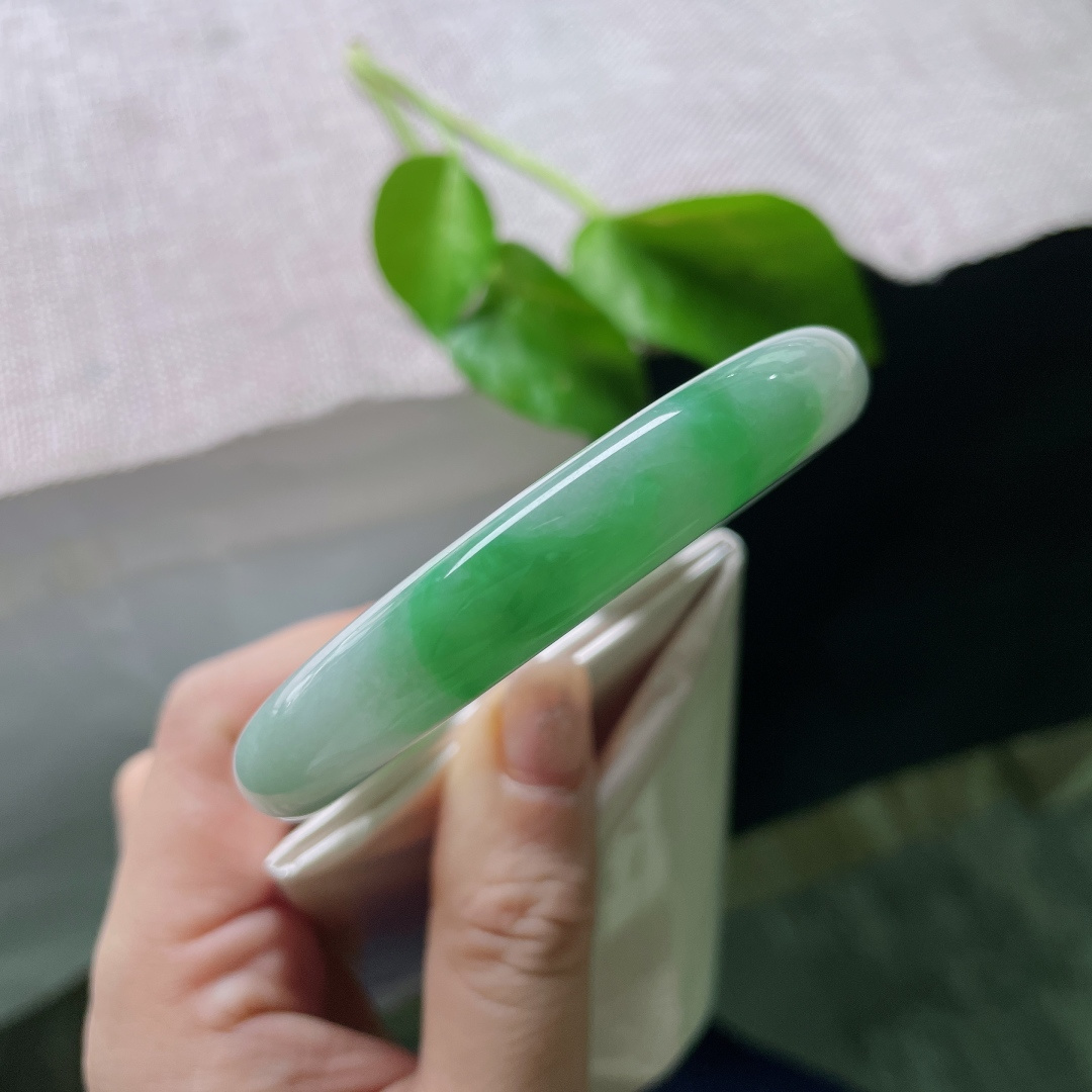 58.2/10.9，飘花绿正圈，窄条，水润，青翠欲滴，俏丽若三春之桃，有纹，ss52583a