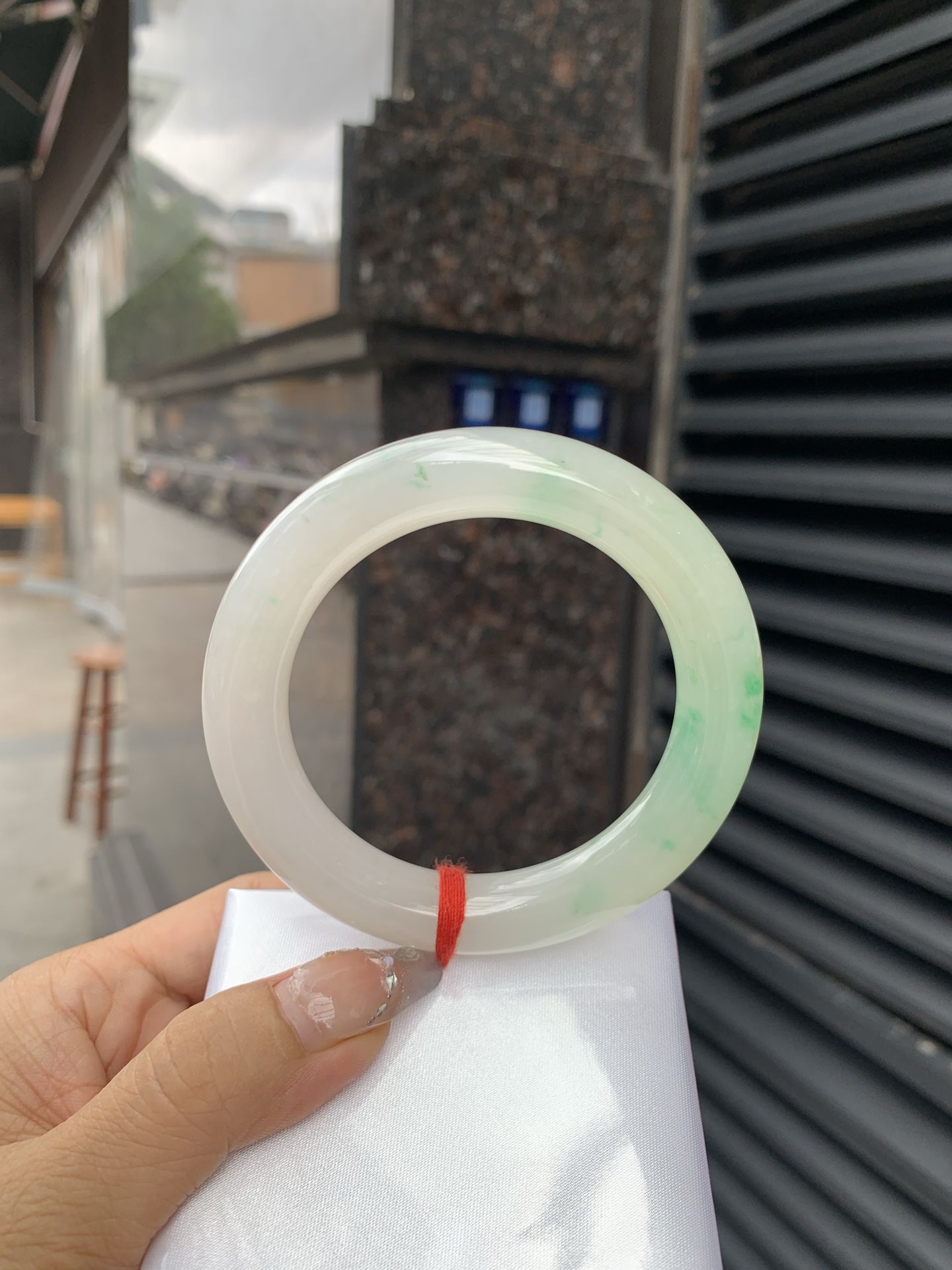 飘阳绿胖圆条 57.5-11.8-12.1 0518-563-10663 打灯小细纹，不影响，半圈飘阳绿碎花，色泽鲜艳，大胖圆条，市场上不多见了