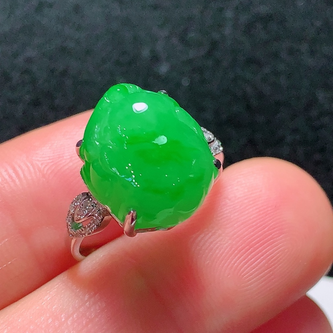 ️18k金镶嵌冰种阳绿貔貅戒指，种老水头好，又冰又润，饱满无裂：13.4/11.8/9.8mm裸石