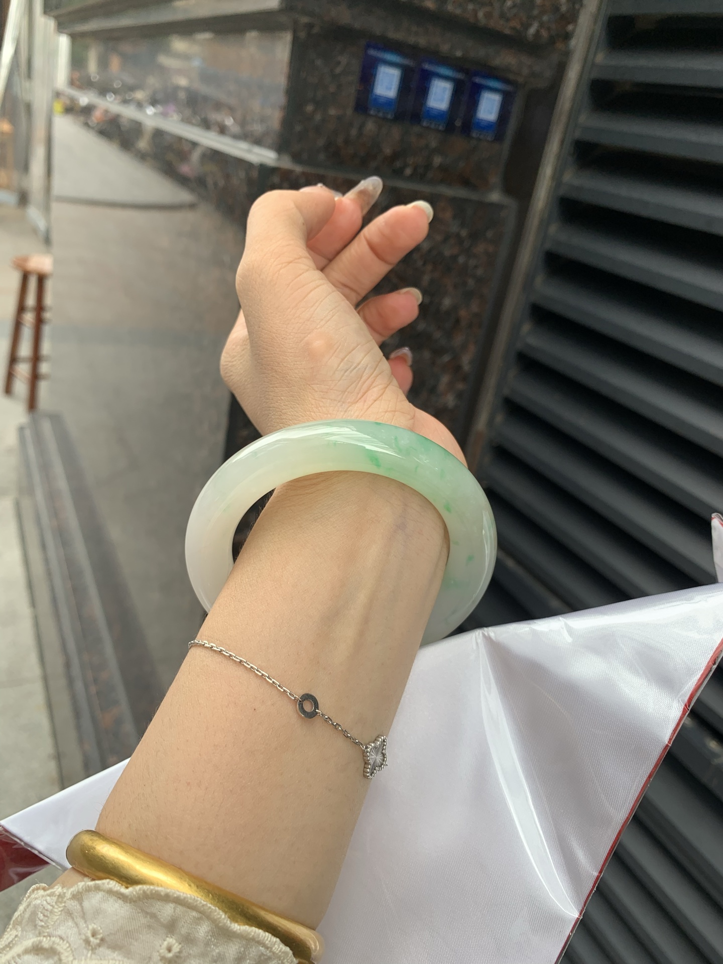 飘阳绿胖圆条 57.5-11.8-12.1 0518-563-10663 打灯小细纹，不影响，半圈飘阳绿碎花，色泽鲜艳，大胖圆条，市场上不多见了
