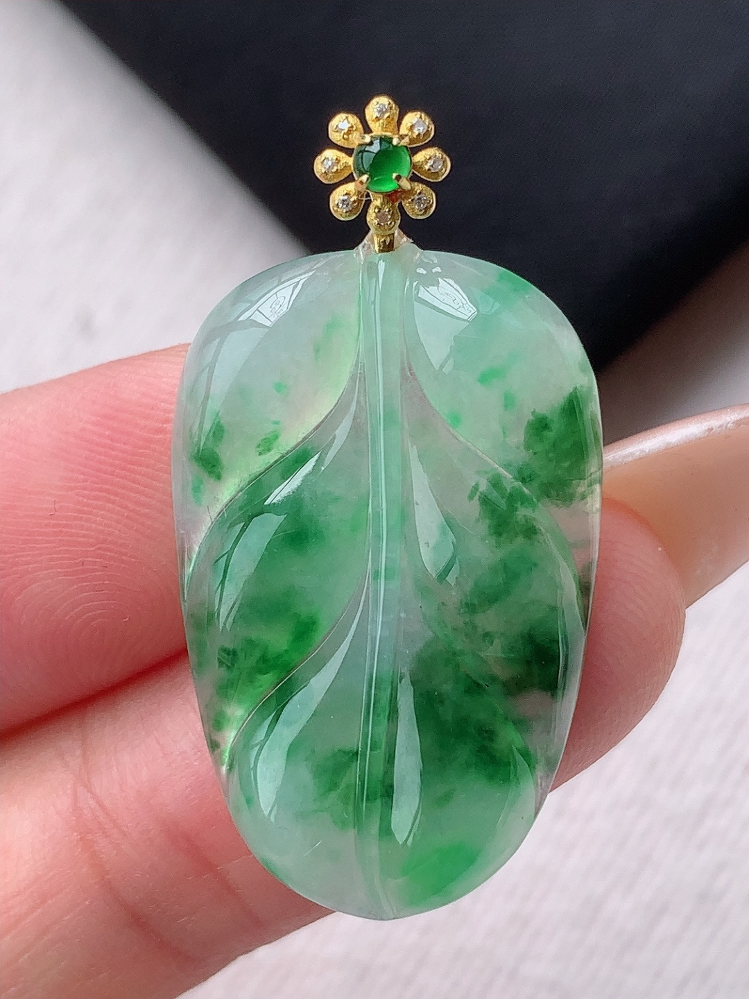 冰飘绿树叶吊坠，花色灵动，底子细腻水润，佩戴优雅精致，33.5