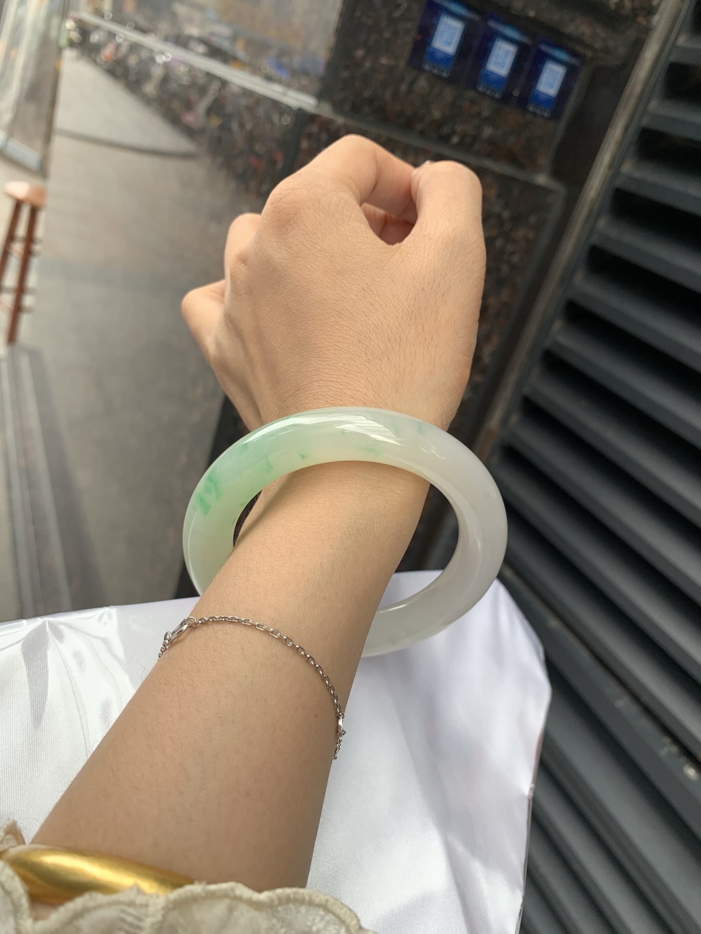 飘阳绿胖圆条 57.5-11.8-12.1 0518-563-10663 打灯小细纹，不影响，半圈飘阳绿碎花，色泽鲜艳，大胖圆条，市场上不多见了