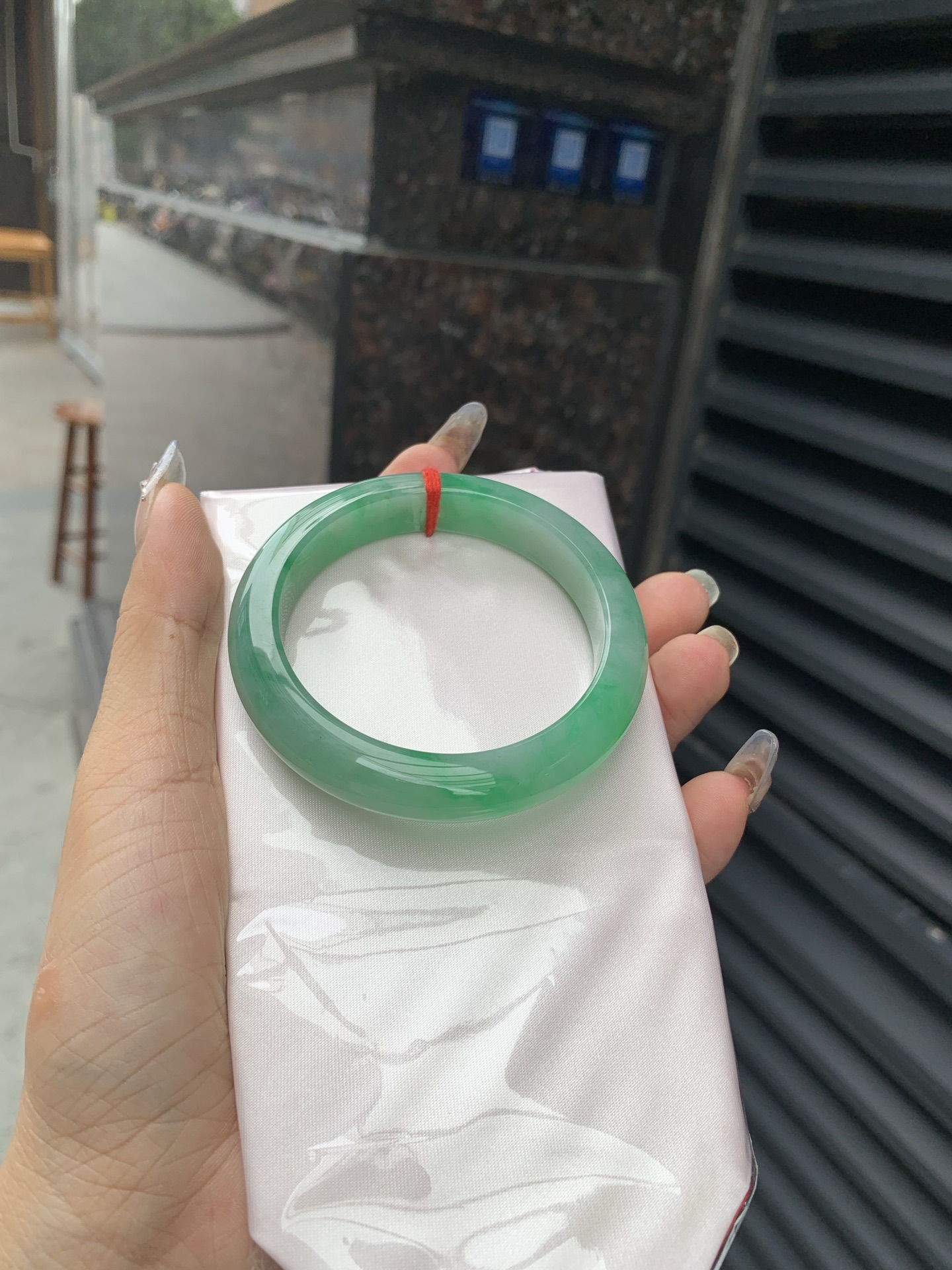满绿正圈 54.5-8.1-11.2 0518-563-10551 打灯细纹，不影响，底妆水润，满圈阳绿花色鲜艳青翠，色泽均匀分布，举手投足之间散发出来的贵气感
