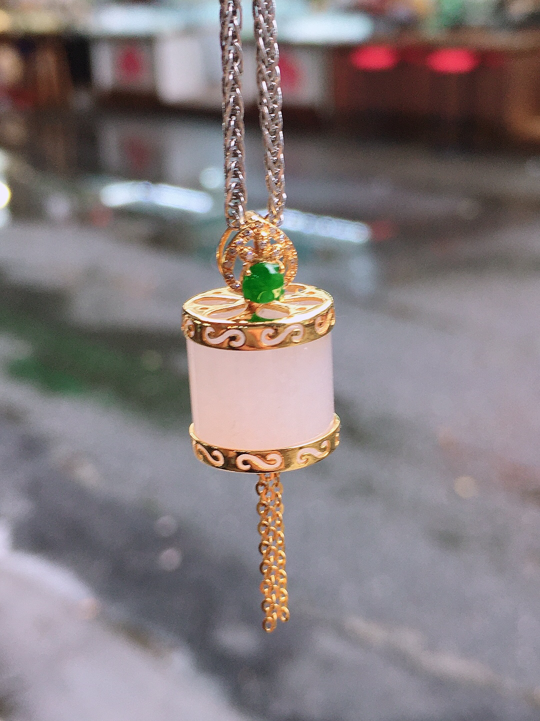 淡紫路路通吊坠，色泽均匀艳丽，玉质细腻，荧光感超
强，饱满圆润，简单大方，尽显优雅气质，18k
金豪华镶嵌