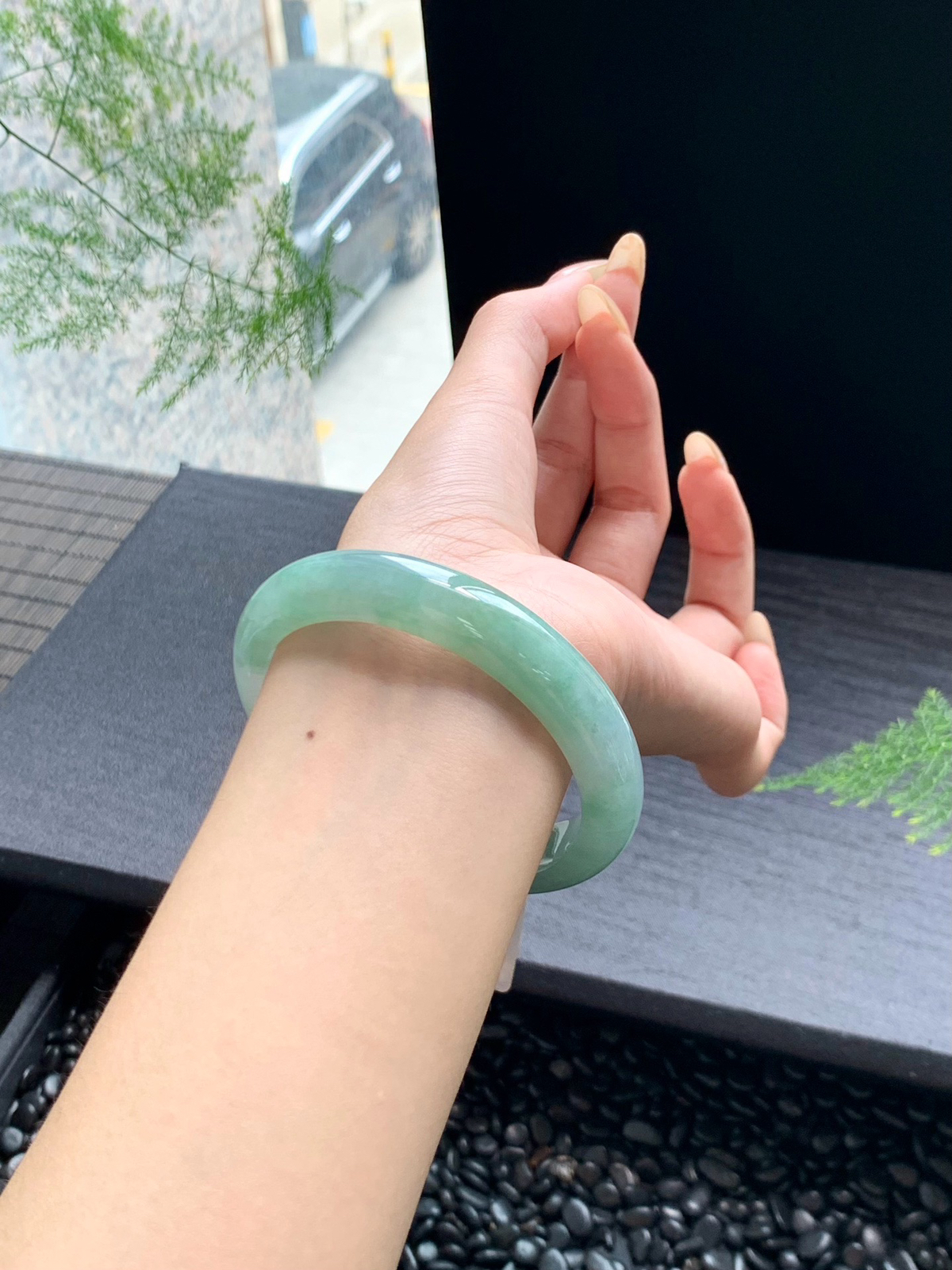 清清甜甜的浅绿，质地精致，温润晶莹翠意盎然，清新典雅，高贵大方58-12.5-8mm
