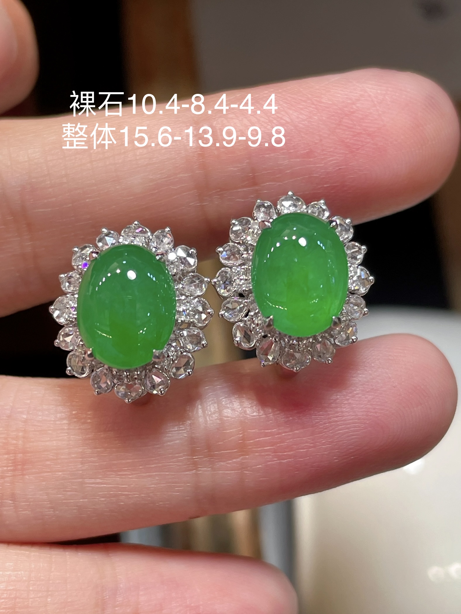 ️ 性比高 精品蛋面耳钉，高冰辣绿 冰种阳绿色，起光，耳伴间的青翠绿滴 18k真金镶嵌，细腻水润 