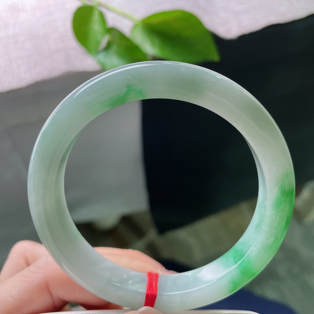 58.2/10.9，飘花绿正圈，窄条，水润，青翠欲滴，俏丽若三春之桃，有纹，ss52583a