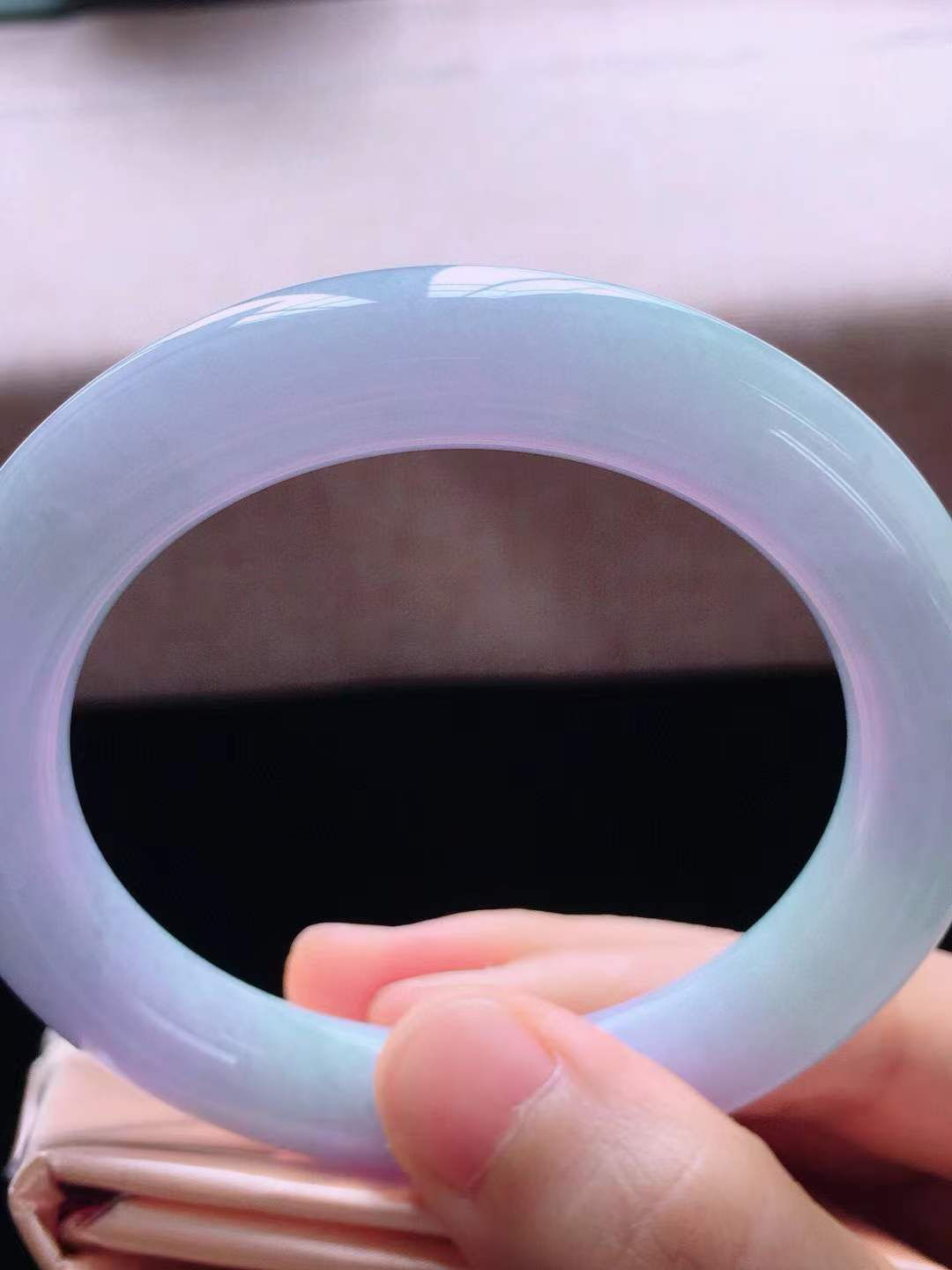 【翡翠名称】春彩紫罗兰54圈口圆条手镯
【翡翠尺寸】54*10.8*10.2mm适合54-56正圈口佩戴
【翡翠描述】宝贝种老水足，玉质细腻，色泽靓丽，性价比高，佩戴效果好！
【其它赠送】权威证书/精美挂绳盒子/支持全国复检