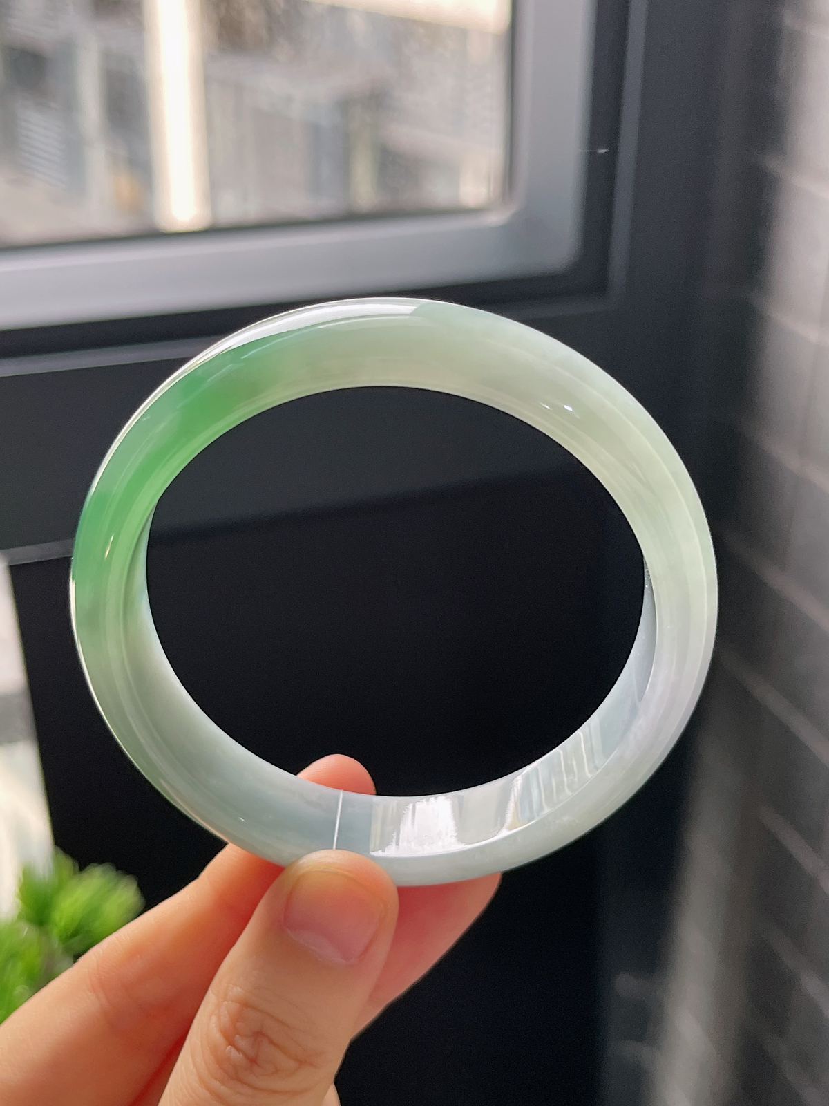 正圈58圈口，翡翠冰糯飘绿手镯