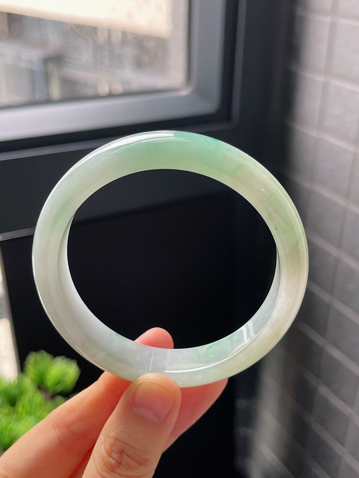 正圈57.4圈口，翡翠冰糯种飘绿手镯