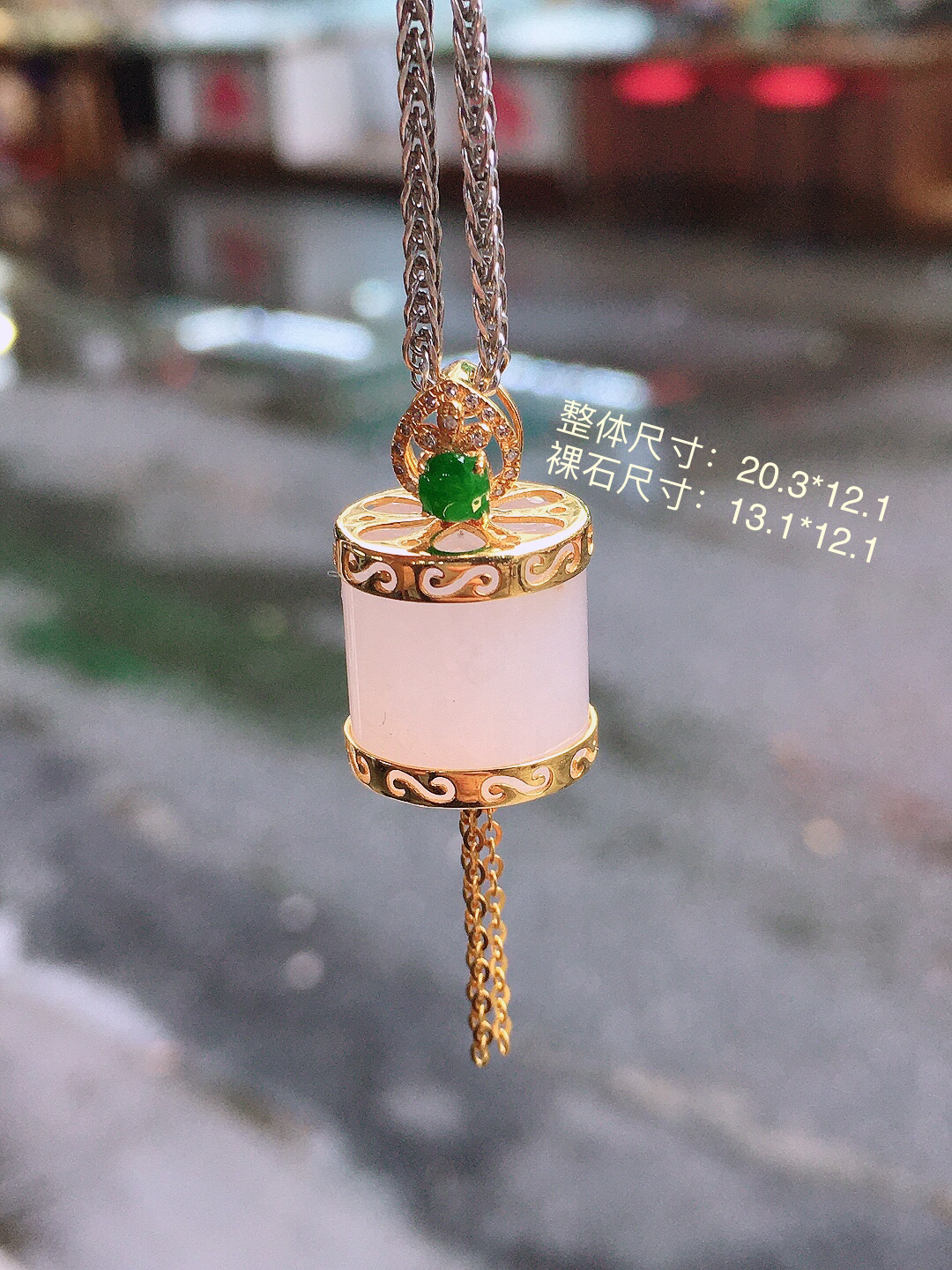 淡紫路路通吊坠，色泽均匀艳丽，玉质细腻，荧光感超
强，饱满圆润，简单大方，尽显优雅气质，18k
金豪华镶嵌