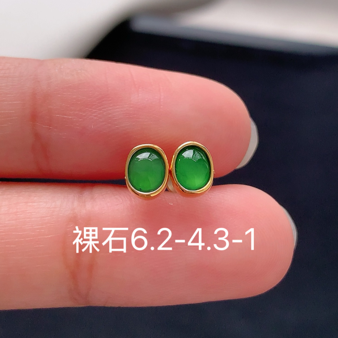 冰阳绿耳钉。翠色温婉，质地柔和，水润十足，佩戴气质优雅 货号28516，6.2-4.3-1