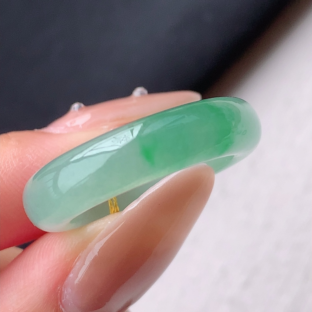 冰飘绿戒圈，种老冰胶细腻，佩戴简单大方，5.6-3.8-25.7