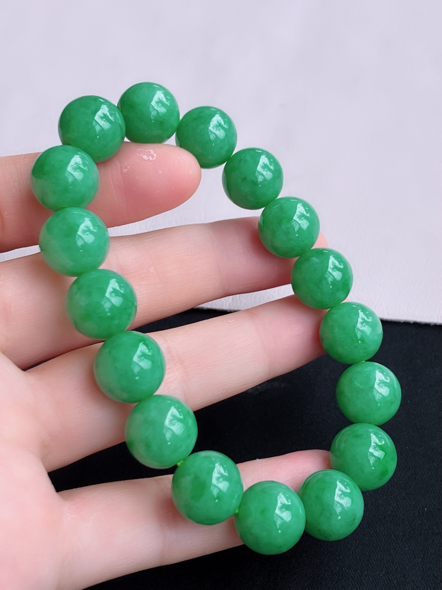 果绿手串，色美清爽，尺寸12.5/自然光实拍
