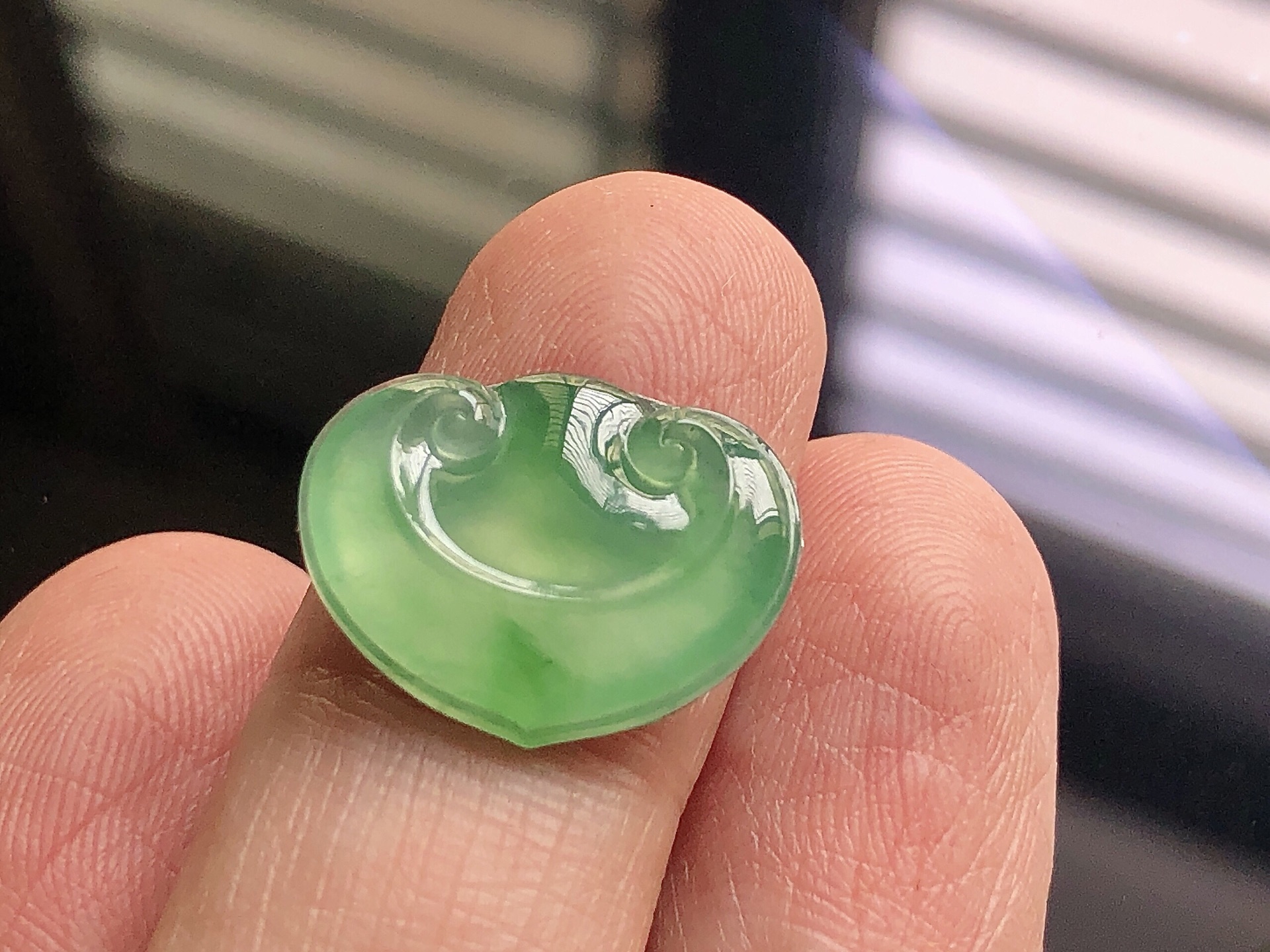 ️ 如意头， 色泽艳阳，通透水润，玉质细腻，夺目迷人，镶嵌效果，品相，无裂，尺寸18.1*14.2*3.5